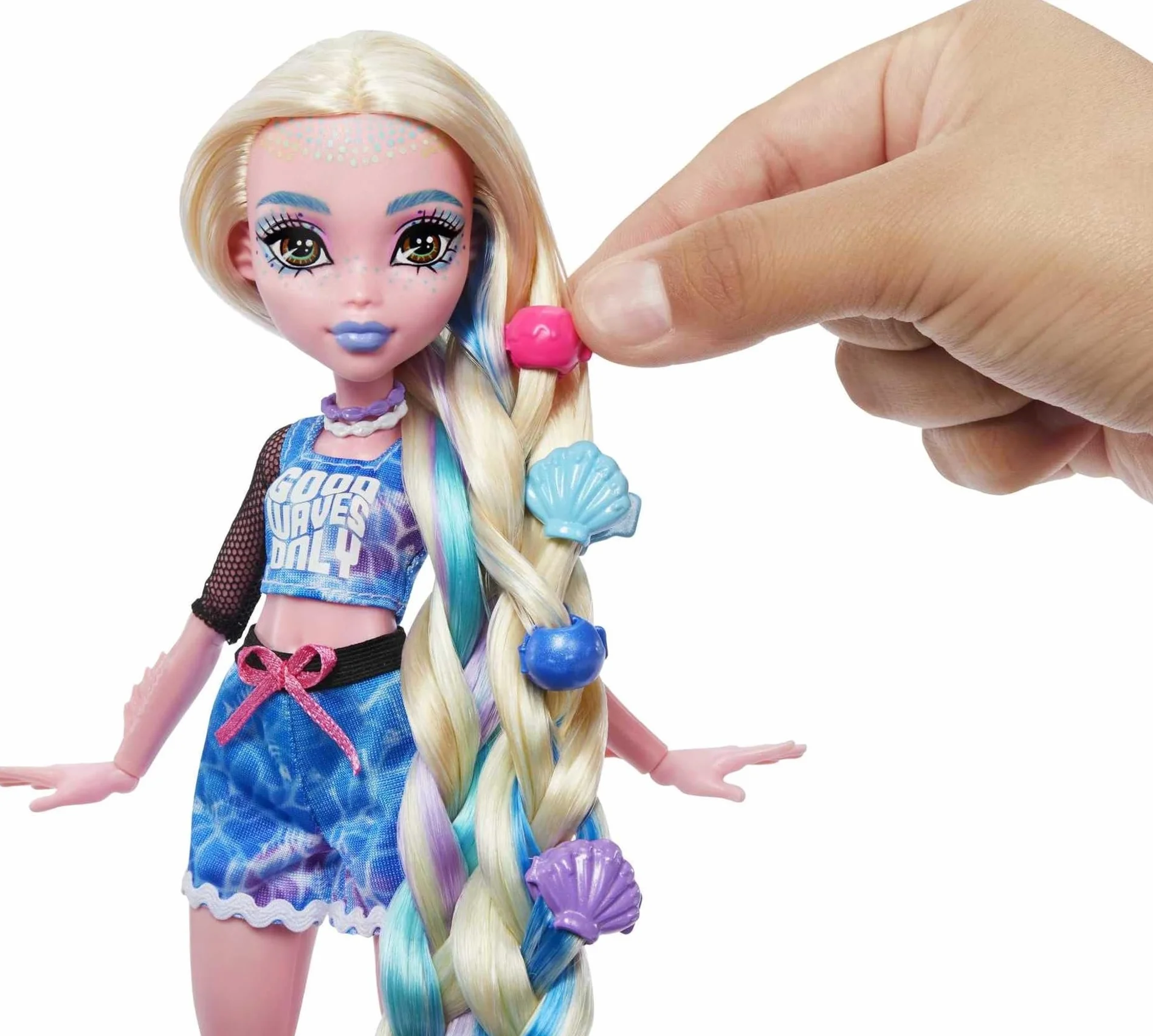 Monster High Lalka, Lagoona Blue Spa Day zestaw z akcesoriami do noszenia i udostępniania, takimi jak spinki do włosów, kreda do włosów i tatuaże (HKY69)
