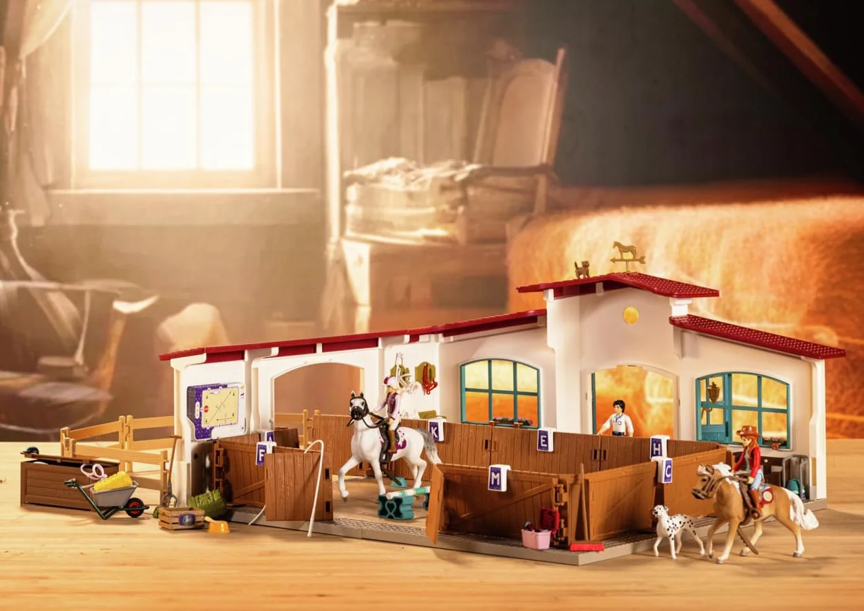 schleich HORSE CLUB | Arena Jeździecka Peppertree 42639 | z przeszkodami, padokiem i akcesoriami | prezent dla dziewczynek i chłopców | konie zabawki od 5 lat | zestaw 179 elementów