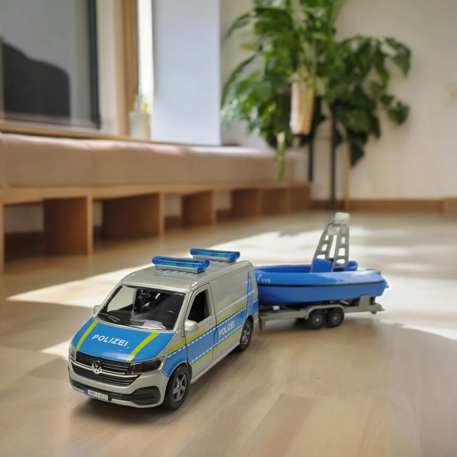 Kids Globe VW Transporter Policja z łodzią DE Die Cast Pull Back 29 cm, zabawka dla dzieci, 520360