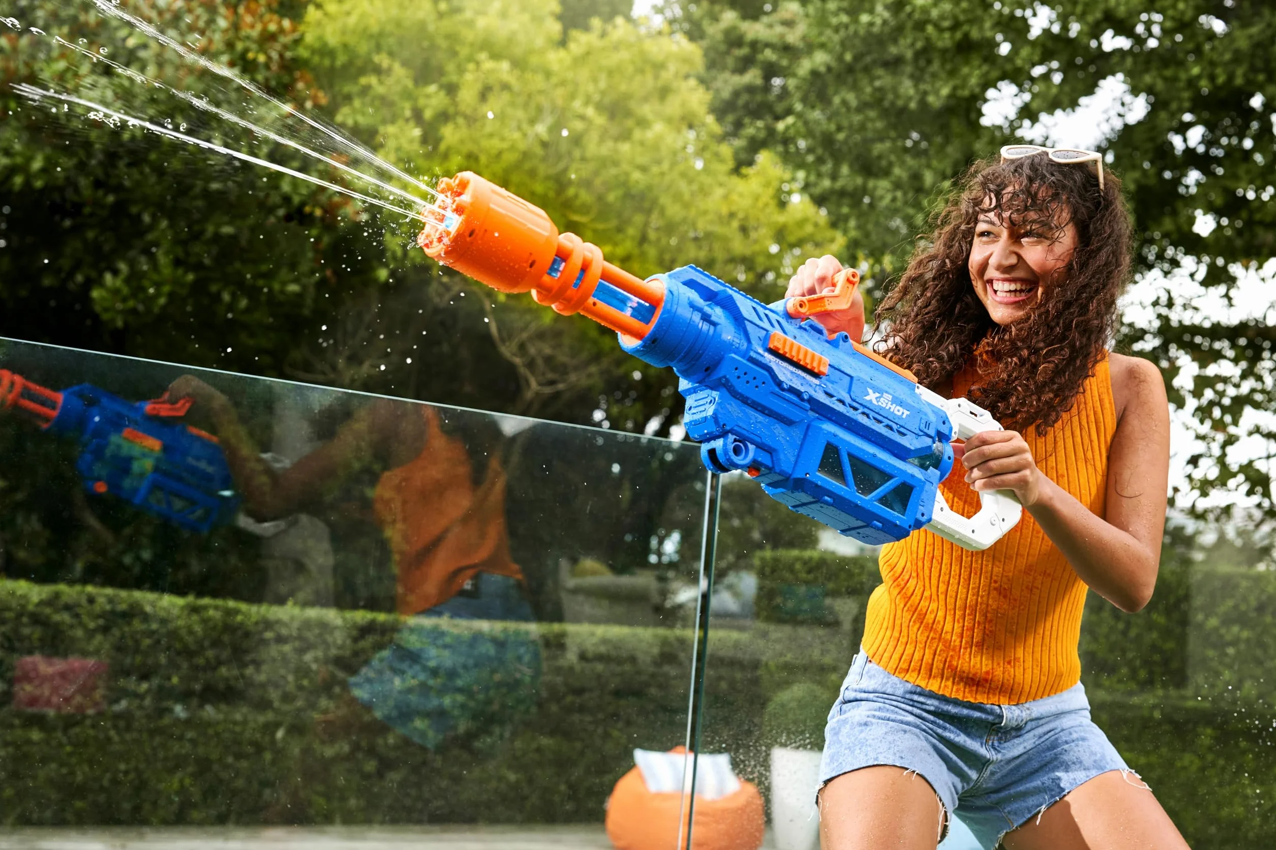 XSHOT Water Gatling Soaker ZURU zmotoryzowany blaster na wodę dla dzieci, letnia zabawka outdoorowa z akumulatorem do wielokrotnego ładowania i pojemności 1650 ml | zasięg 8 m pistoletu na wodę