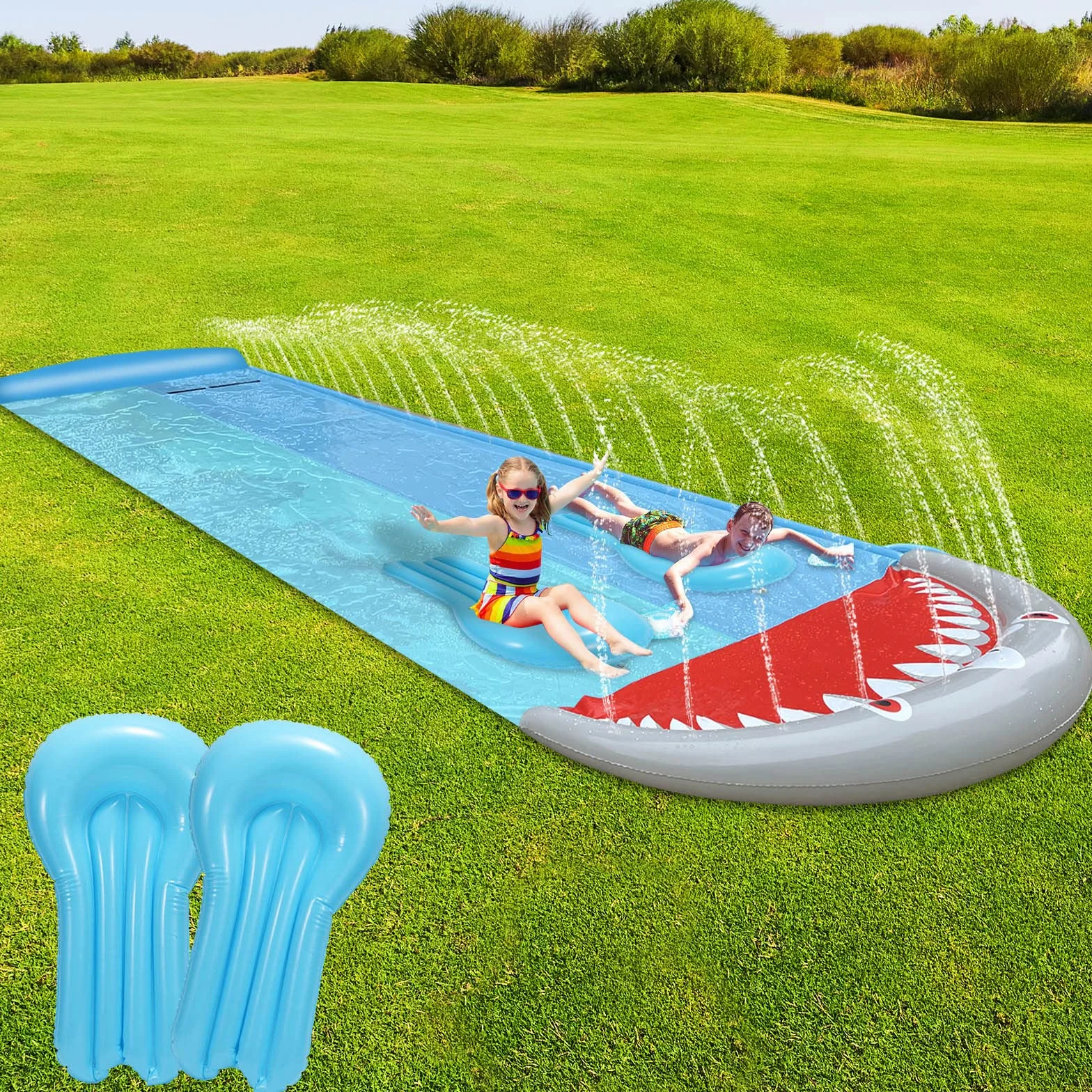 Zjeżdżalnia wodna 550 x 145 cm, podwójna zjeżdżalnia wodna, zabawka wodna z 2 bodyboardami, letnia zabawka ze zraszaczem, styl rekina, mata antypoślizgowa dla dzieci