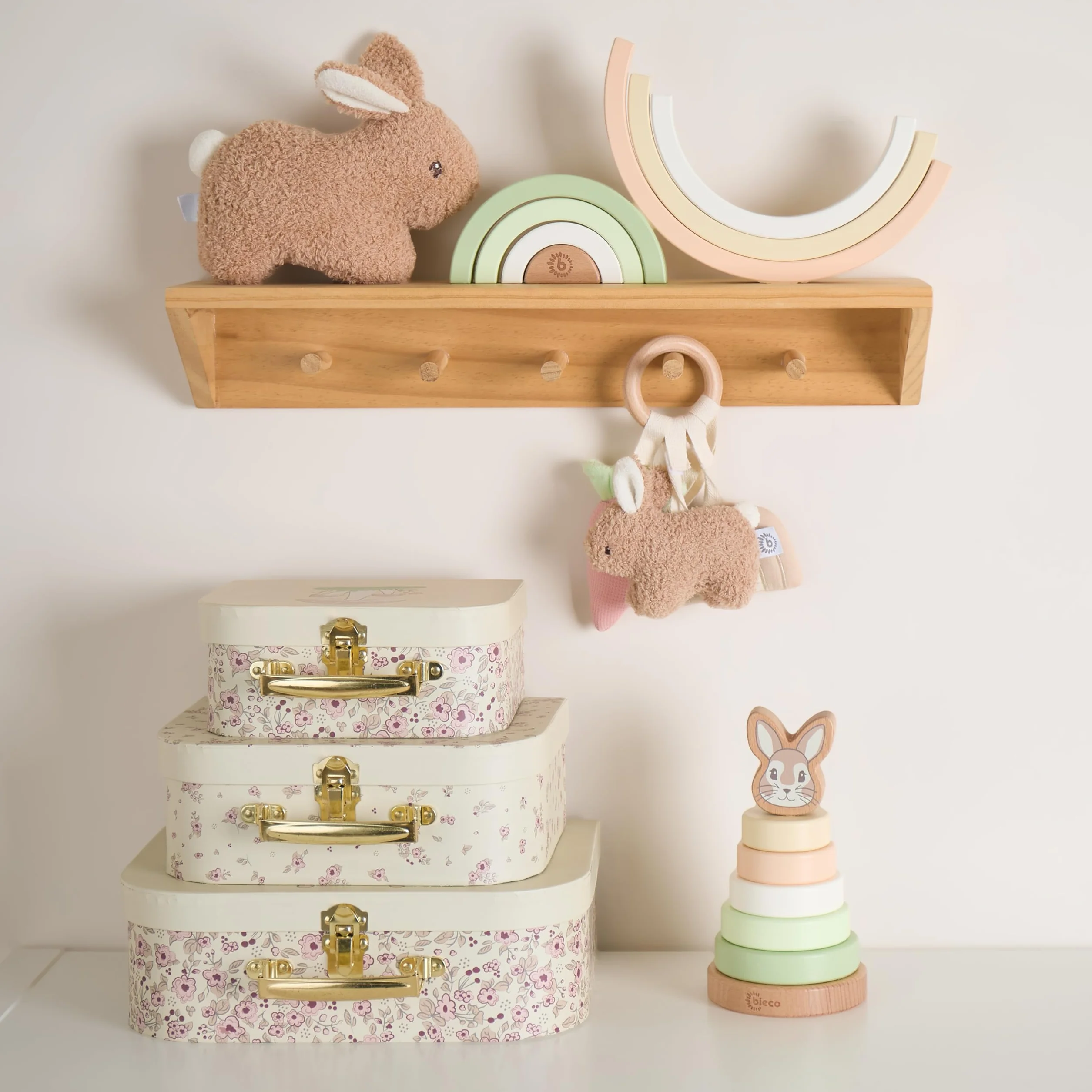 BIECO Wieża do układania Baby Rabbit Fine | Zrównoważone drewno FSC® | 19 cm | Gra wtykowa od 1 roku Pierścienie do układania dla niemowląt Drewniana zabawka dla niemowląt od 1 roku Wieża do układania