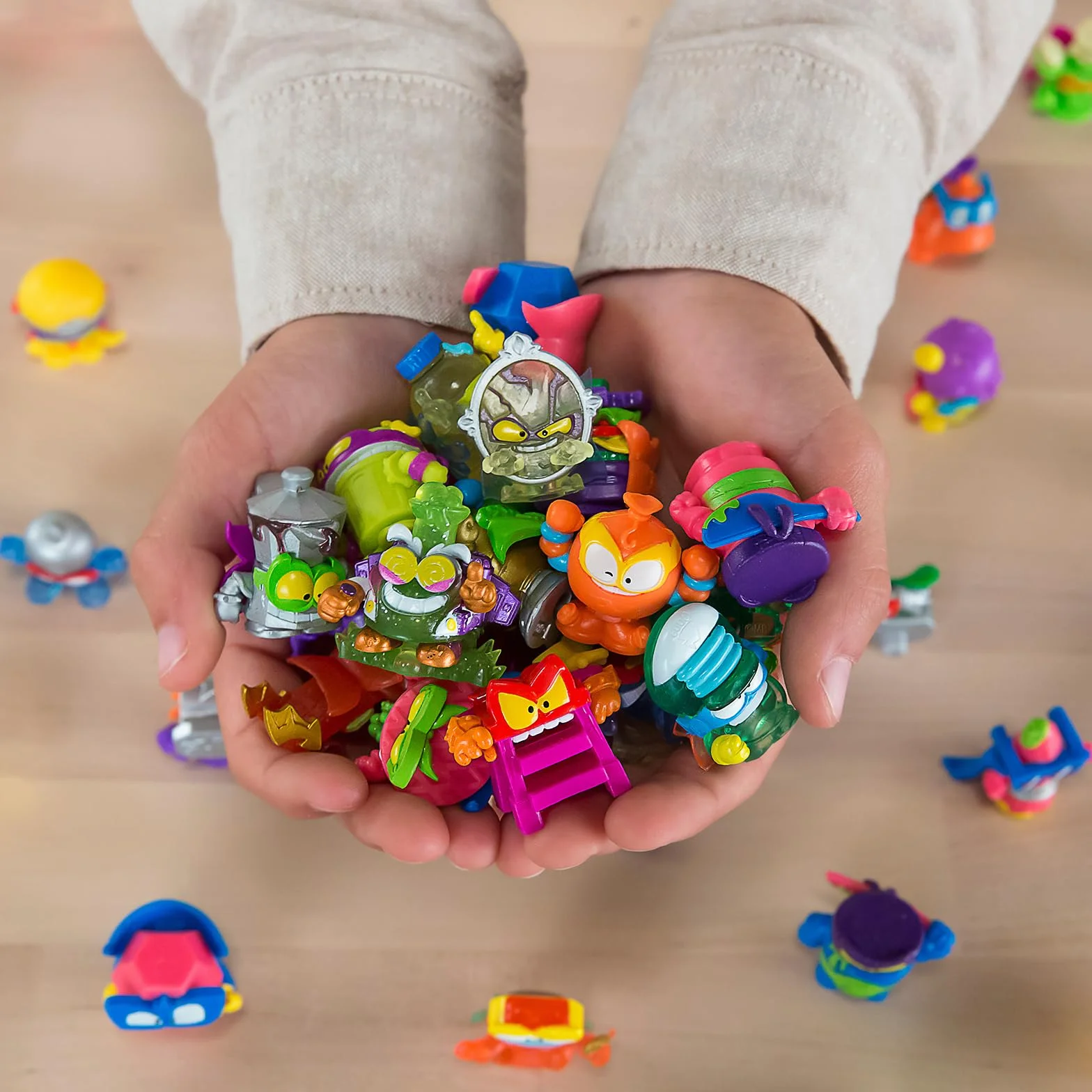 SUPERTHINGS KAZOOM Power Mission – One Pack. Zestaw 25 saszetek z figurkami kolekcjonerskimi. Zawartość każdej saszetki to 1 SuperThing niespodzianka i 1 lista kolekcjonerska