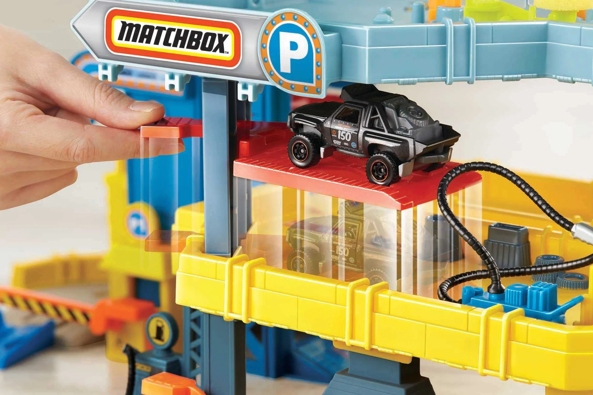 Matchbox 4-poziomowy Garaż Zestaw do zabawy dla dzieci. Znajdziesz tutaj wszystko, czego potrzebujesz, by pomknąć ku przygodom, CJM67