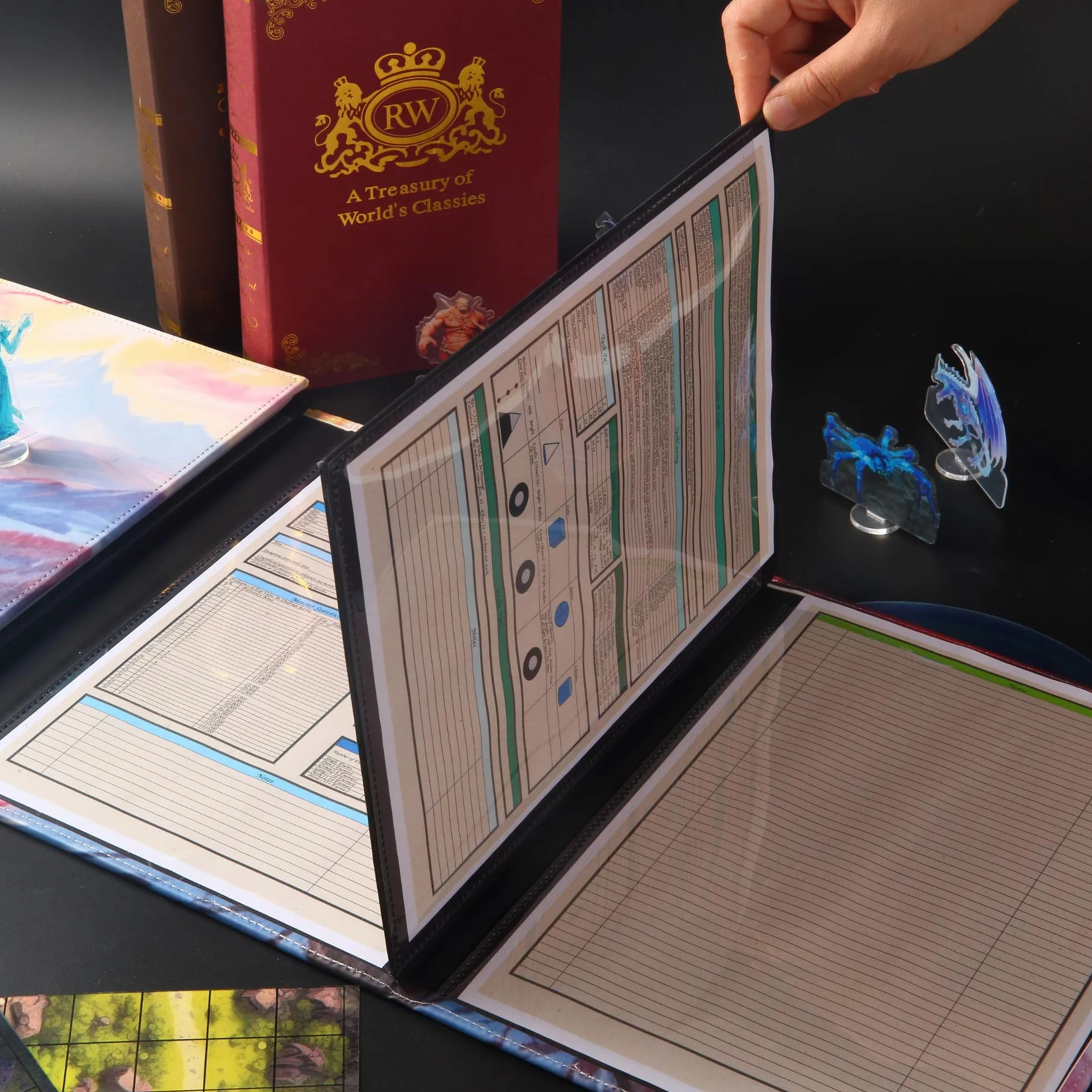 DND 5e Ekran DM 8 Panele z imitacji skóry Deluxe 2 zawieszone kieszenie do wymazywania na mokro i cheat sheet dla Mistrza Lodów Dungeons and Dragons Akcesoria do terenu GM Mapa TTRPG Prezent dla
