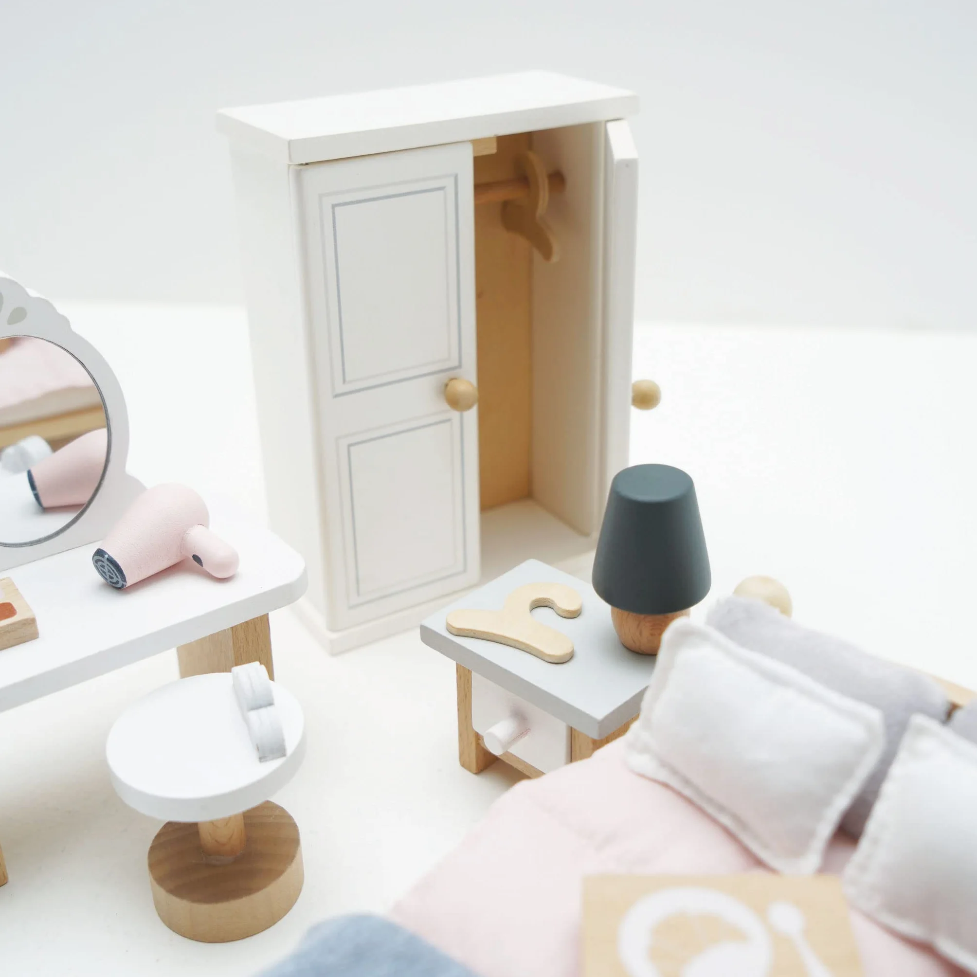 Le Toy Van - Wooden Daisylane Master Bedroom Dolls House Accessories Play Set For Dolls Houses, Dolls House Furniture Sets - Suitable For Ages 3+