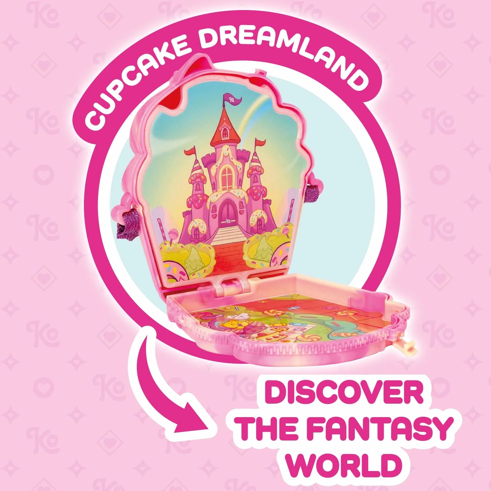 KOOKYLOOS CANDY LAND CUPCAKE DREAMS – 3 w 1 słodka stylowa lalka,zawartość:1 laleczka,3 stroje,2 pary bucików, mały jednorożec,przekąska, akcesoria Mix&Match i różowa torebka babeczka.