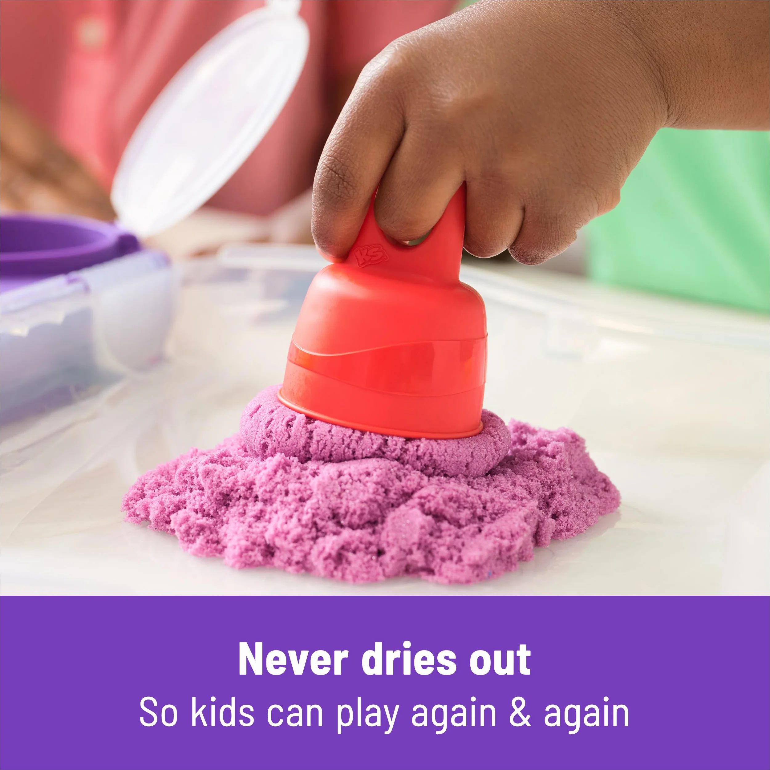 Kinetic Sand Walizka do zabawy w kolorach – 907 g magicznego piasku ze Szwecji w 5 kolorach i z 5 narzędziami do kreatywnej zabawy w pomieszczeniach, dla dzieci od 3 lat
