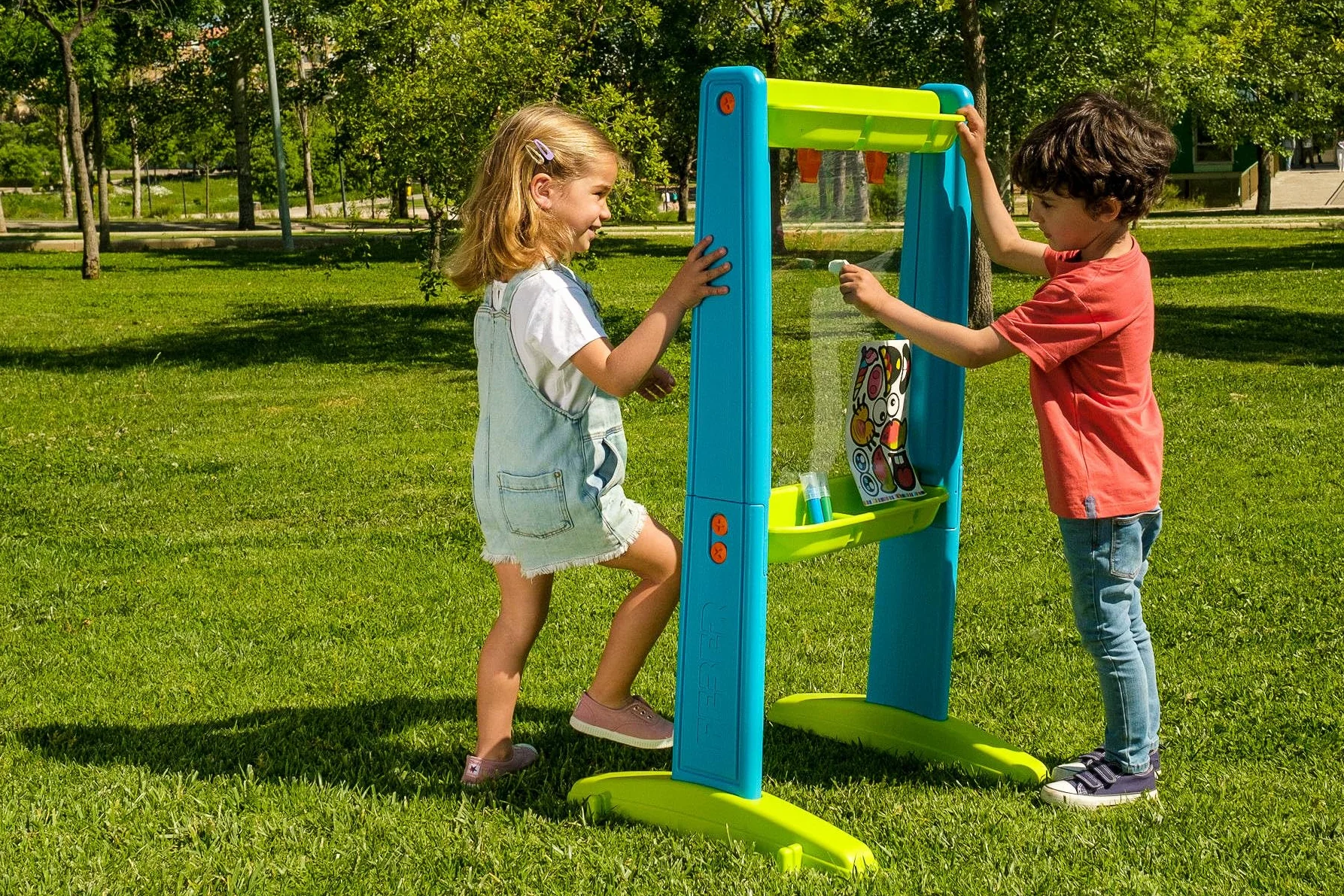 FEBER - Art & Fun Board Przezroczysty łupek w kształcie sztalugi dla dzieci do malowania i zabawy, z 4 kolorowymi pisakami, naklejkami i klipami do umieszczania papierów i kalki, słynny (800013532)