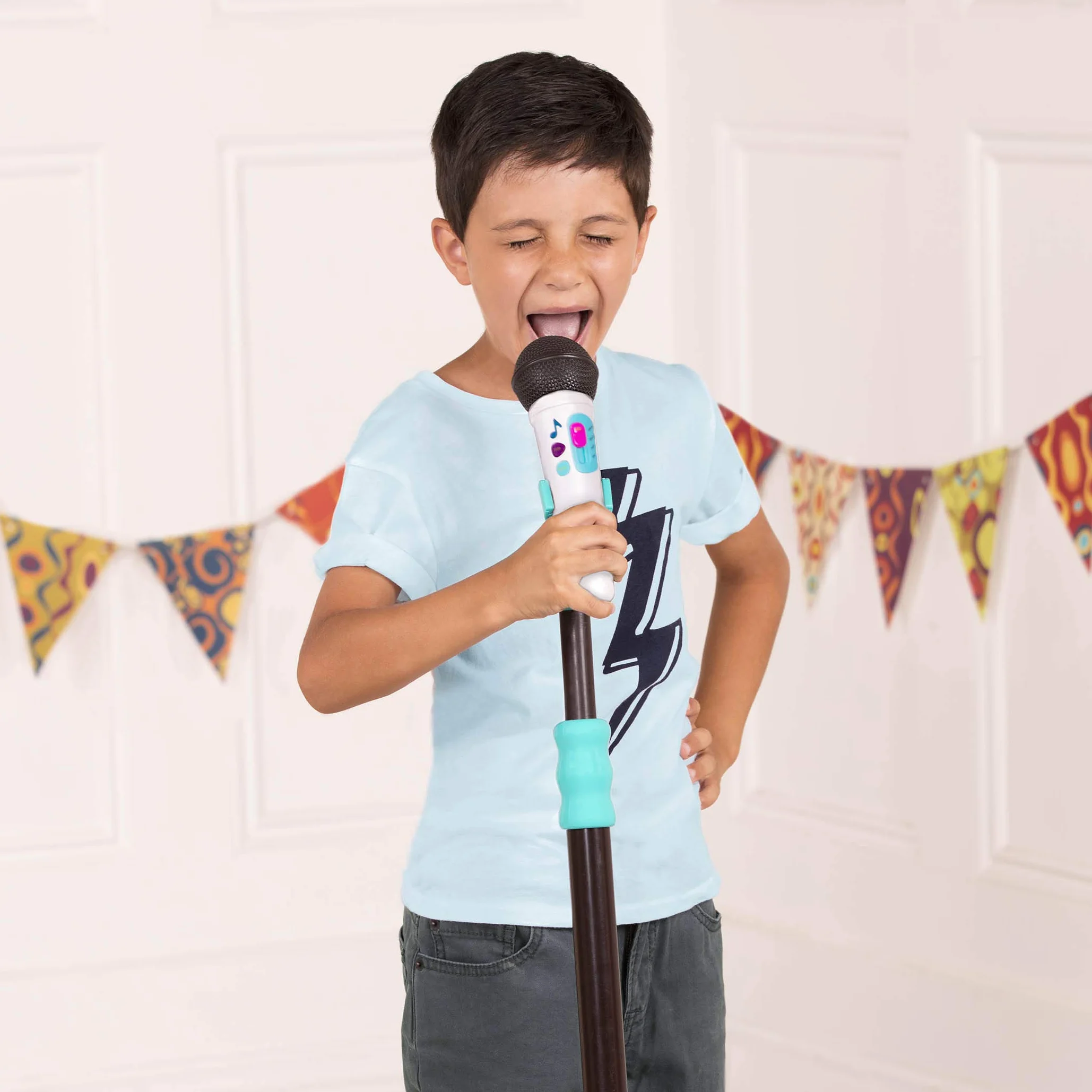 B. toys Mikrofon zabawkowy Mic it Shine z podstawką podświetlaną – wysuwany mikrofon z funkcją Bluetooth i podstawą oświetleniową dla dzieci od 3 lat (biały)