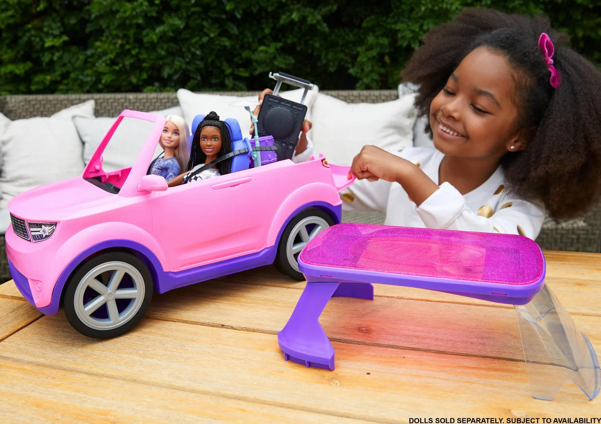 Barbie: Big City Big Dreams Zestaw do zabawy z transformacją, różowy pojazd na 2 pasażerów przekształcający się w scenę + akcesoria koncertowe, prezent dla dzieci w wieku od 3 do 7 lat, GYJ25