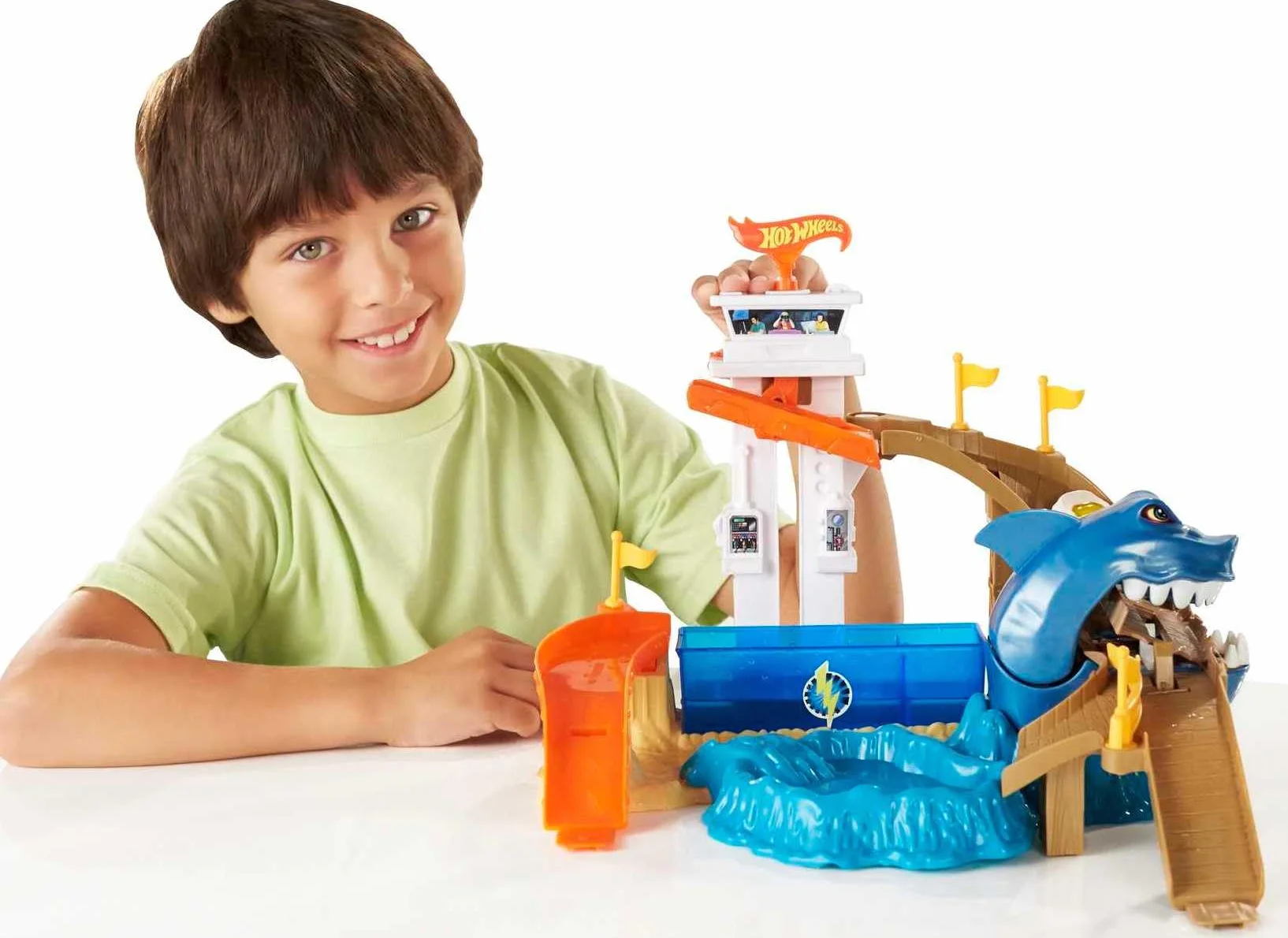 Hot Wheels Tor Starcie z rekinem Zestaw do zabawy z motywem rekina, zawiera samochód-resorak, zabawka dla dzieci od 4 lat, BGK04