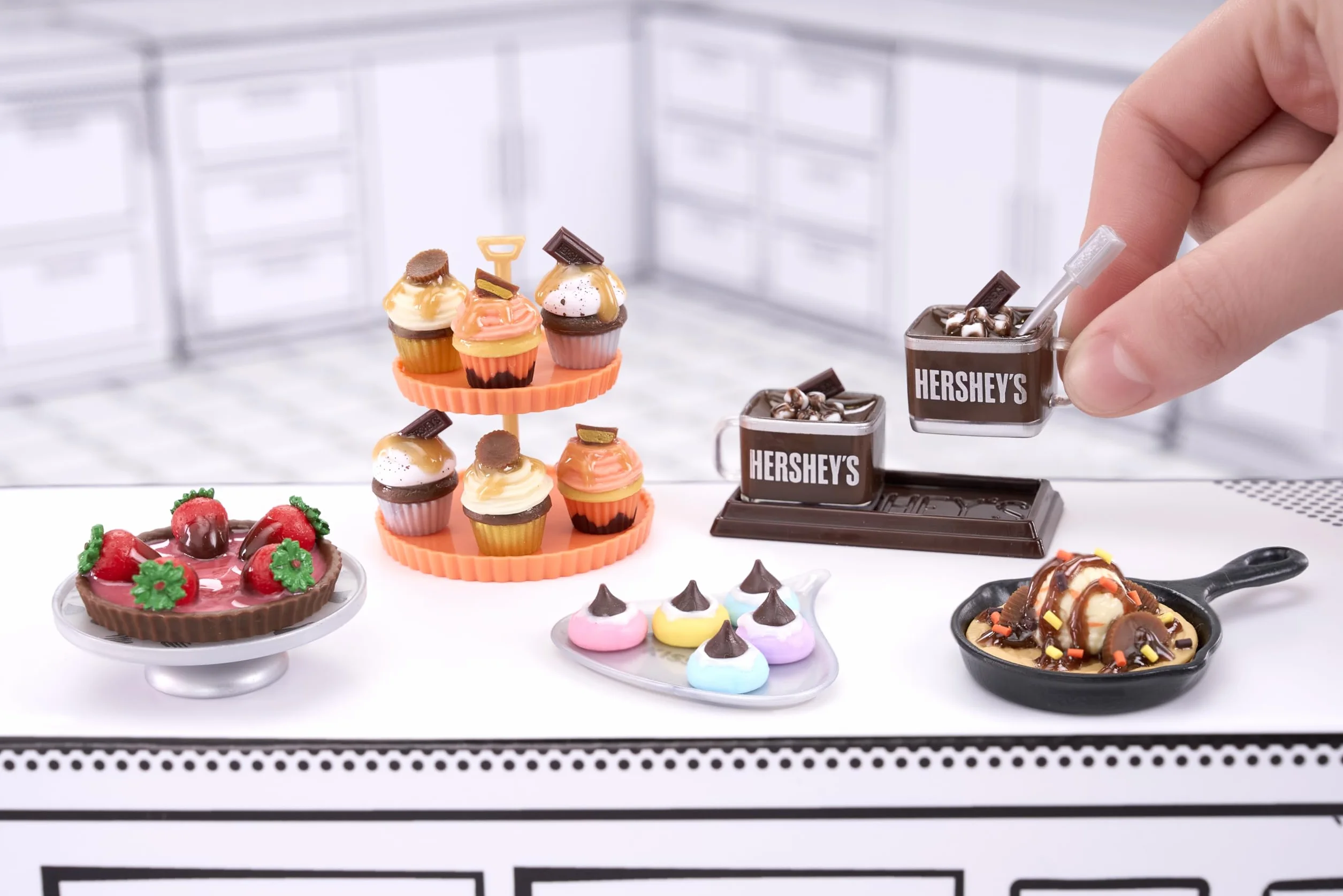 MGA's Miniverse Make It Mini Food - Brunch Multipack - Mini Przedmioty Hershey w Ukrytych Opakowaniach - DIY, Zabawa Żywicą, Repliki Jedzenia - dla Kolekcjonerów i Dzieci (8+), NIEJADALNE