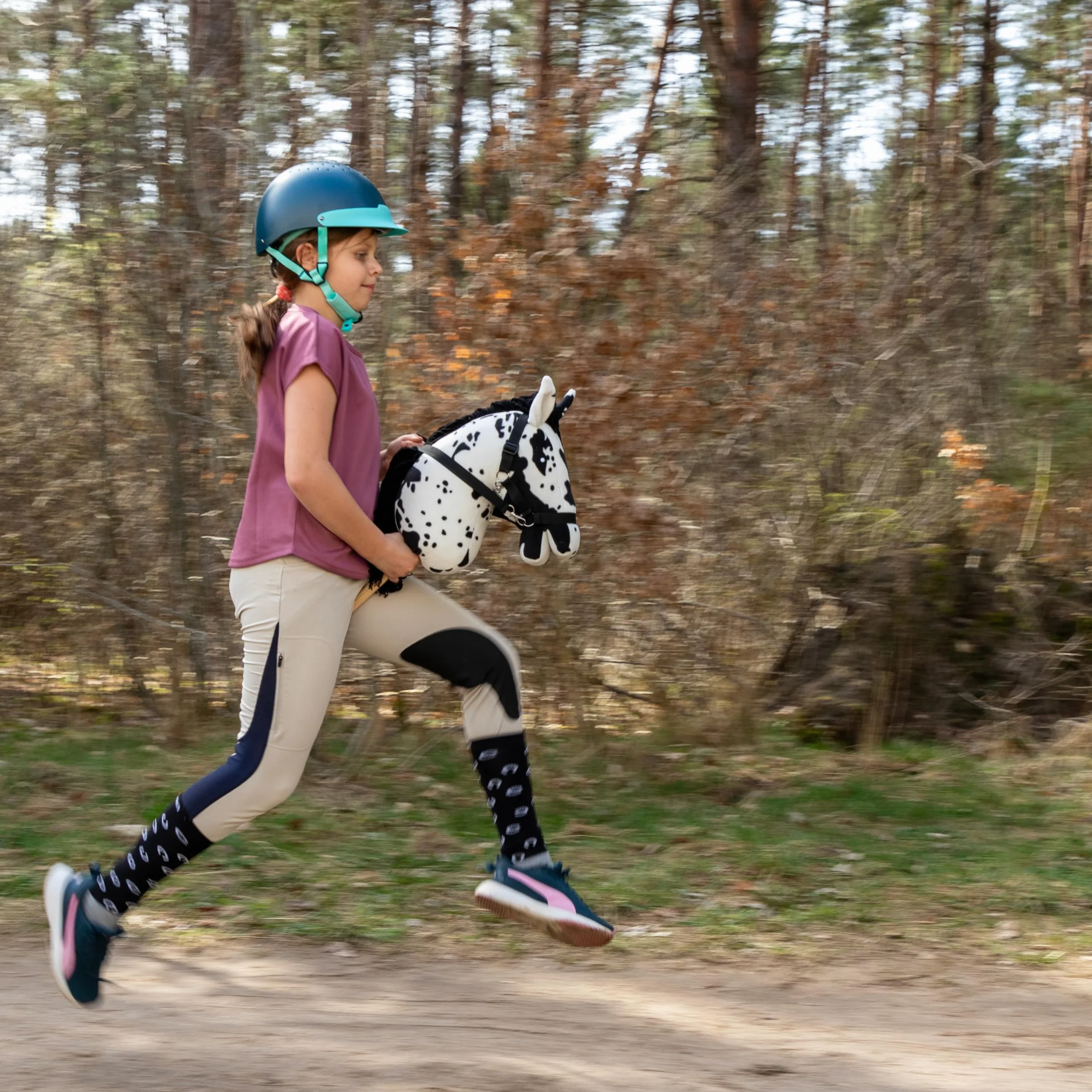 SKIPPI Hobby Horse Karo-srokaty, Biało Czarny Koń na Kiju, Łaciaty Konik na Patyku, Duży A3, Biały Koń w Łaty, Kantar i Wodze w Zestawie, prezent dla Dziewczynki, dla Dziecka