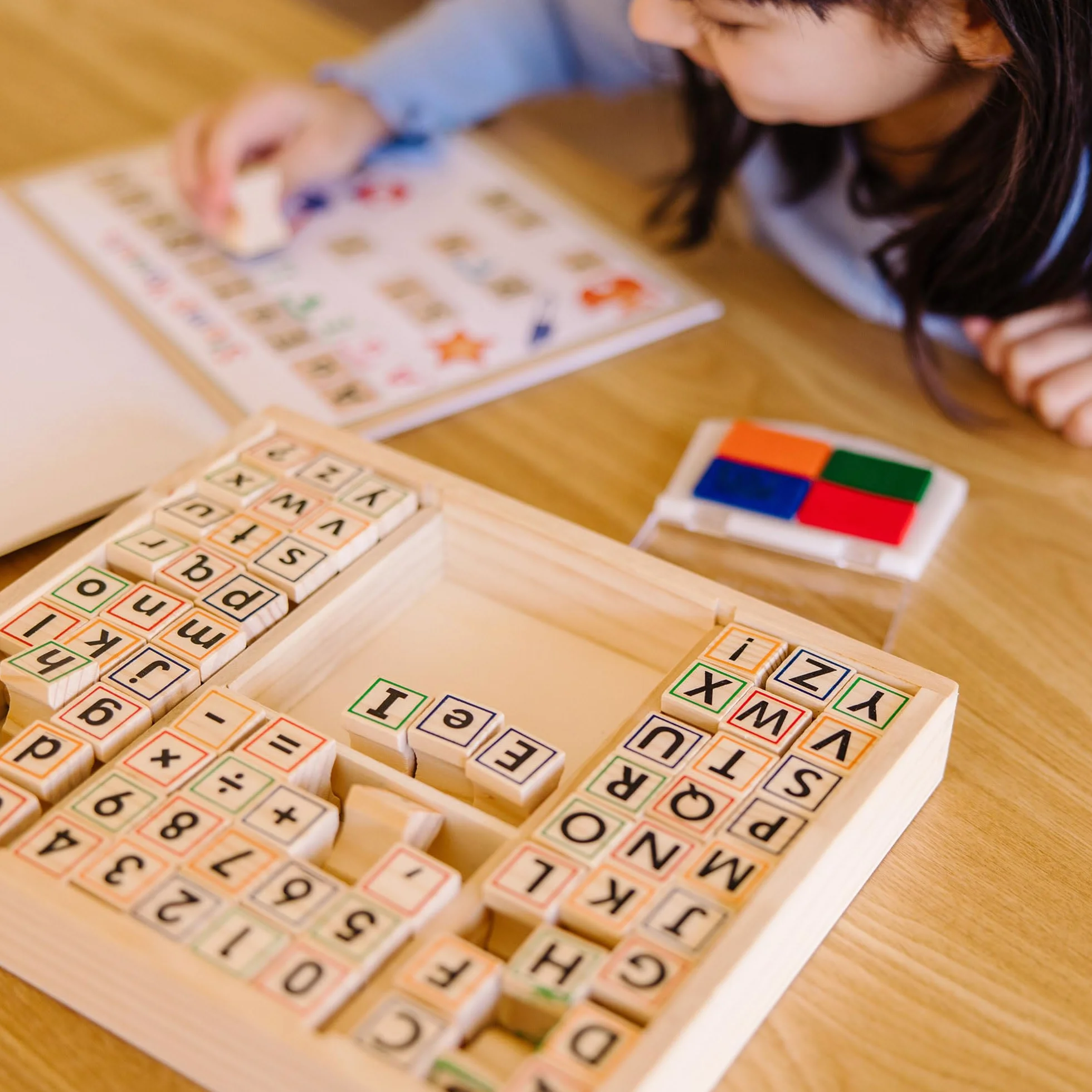 Melissa & Doug – luksusowy drewniany zabawkowy zestaw pieczątek z literkami i cyferkami | rzemiosło i sztuka | zestawy pieczątek i szablonów | 3+ | prezent dla chłopca lub dziewczynki