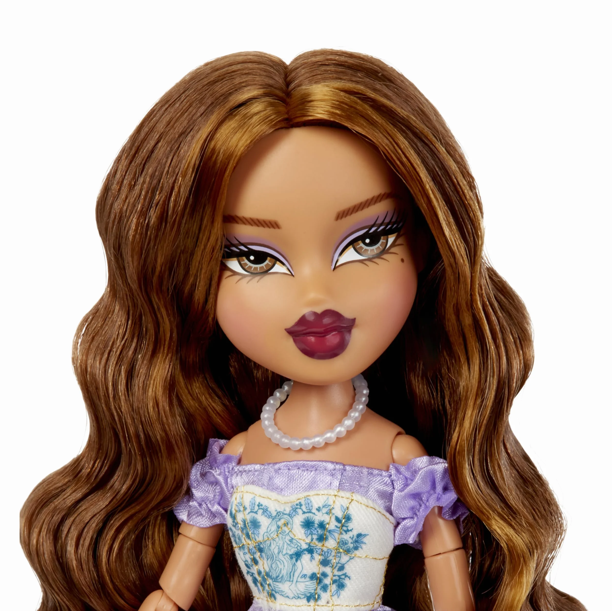 Bratz Goin' Out! Doll - Yasmin - Kolekcjonerska Modna Lalka z Akcesoriami, Zawiera Strój, Torebkę, Okulary Przeciwsłoneczne i Szczotkę - Zabawka dla Dzieci - Odpowiednia dla Dzieci w Wieku od 6 Lat