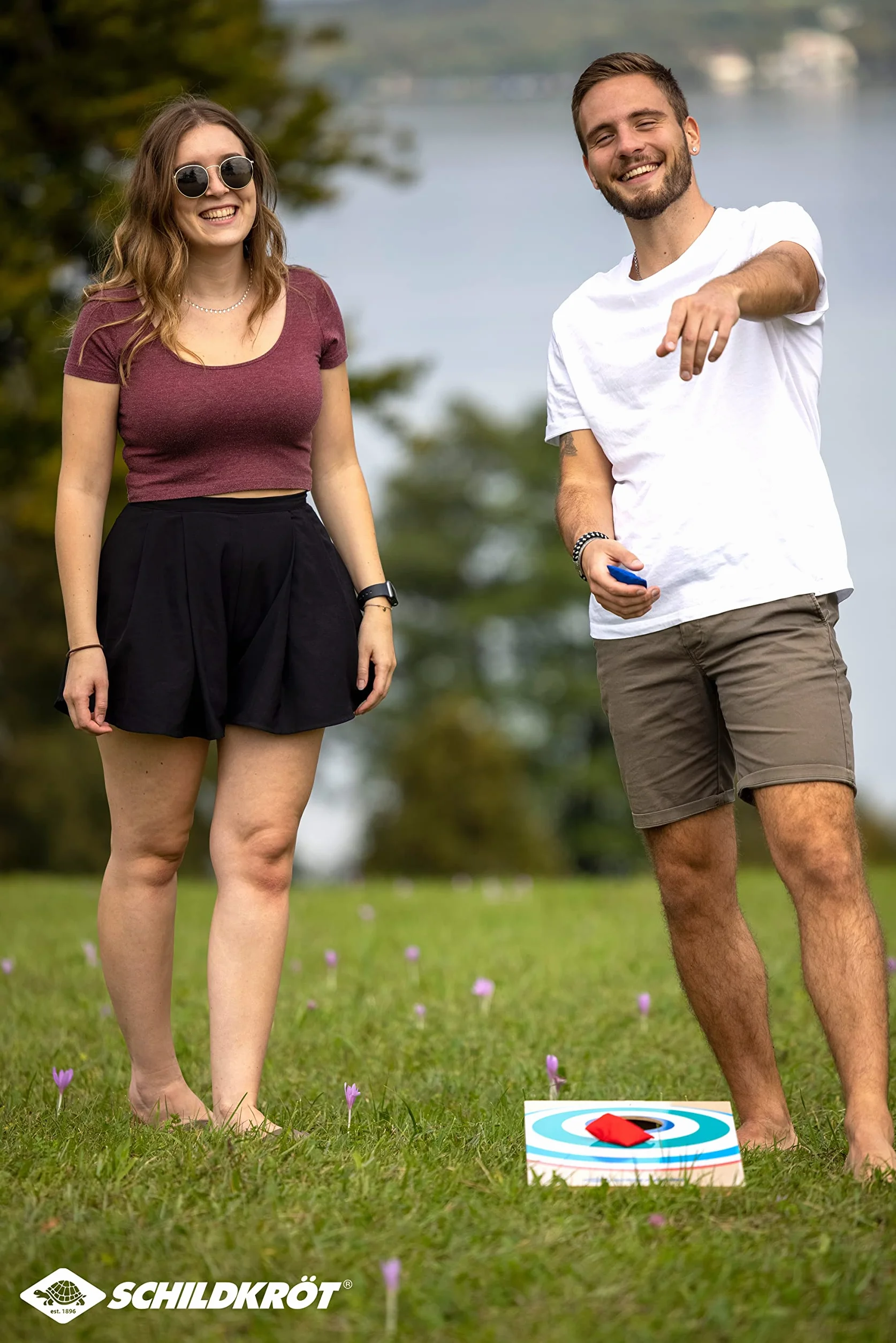 Schildkröt Zestaw Cornhole Bean Bag z drewna MDF z certyfikatem FSC, kompletny zestaw z 2 deskami cornhole (po 52 x 30 x 14 cm) i 8 workami na piasek, do użytku wewnątrz i na zewnątrz, 970317