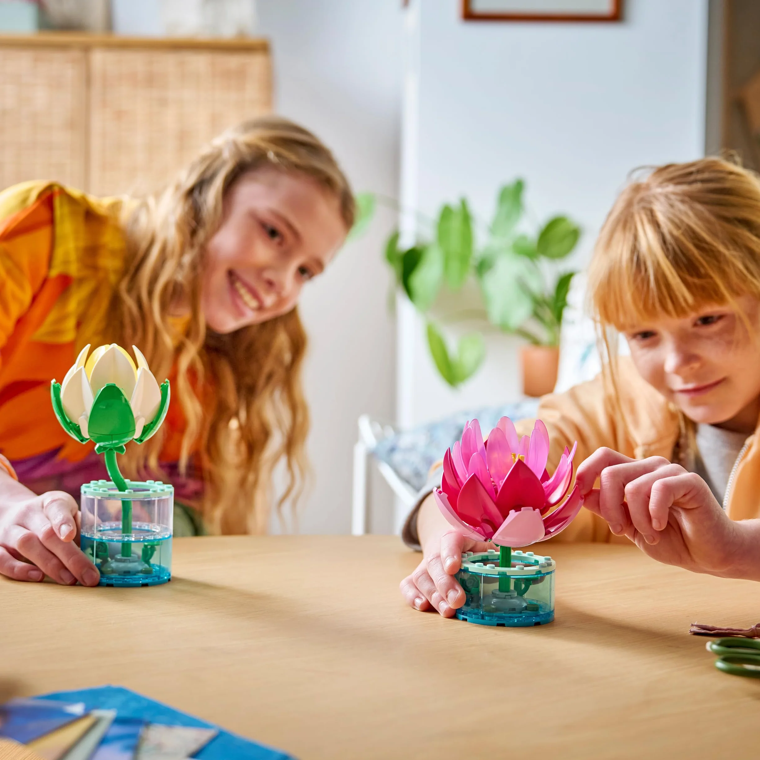 LEGO Botanicals Lilie wodne, zestaw konstrukcyjny dla dzieci, kwiatowa dekoracja, dwie lilie wodne z wazonami, pomysł na prezent na urodziny dla dziewczynki i chłopca od 9 lat 11511