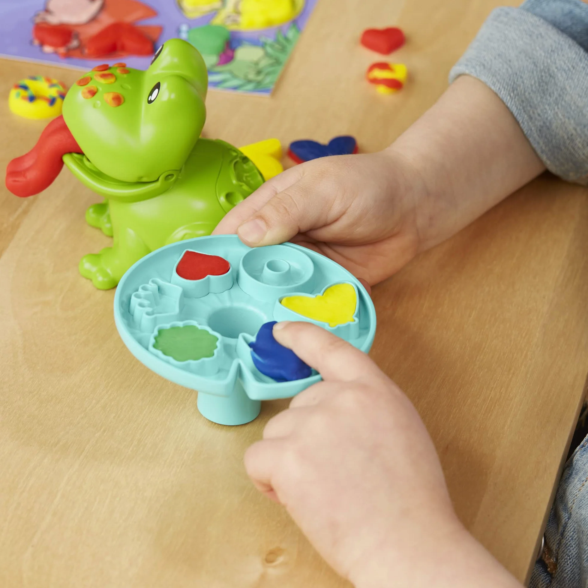 Play-Doh Zestaw Startowy Żaba i nauka kolorów | 4 pojemniki z ciastoliną po 28 g | Zabawkowa żabka i mata do zabawy | Zabawka dla 3-latka i dla Przedszkolaka | Pomysł na prezent dla dzieci