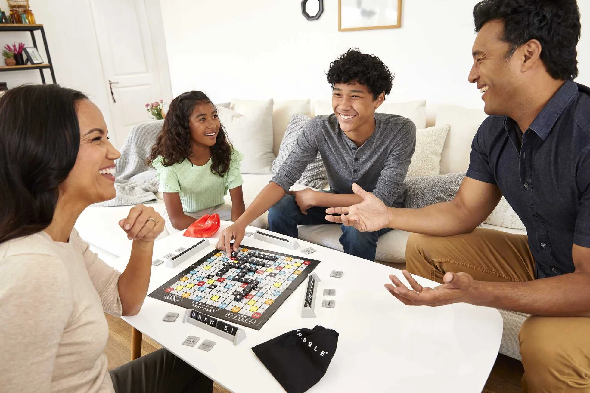 Mattel, z płytkami pułapkowymi Scrabble (QE)