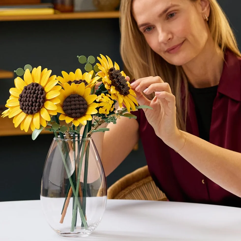 LEGO Botanicals Bukiet słoneczników, zestaw konstrukcyjny dla dorosłych, kwiatowa dekoracja z sześcioma kwiatami i liśćmi eukaliptusa, pomysł na prezent urodzinowy dla kobiet i mężczyzn 11502