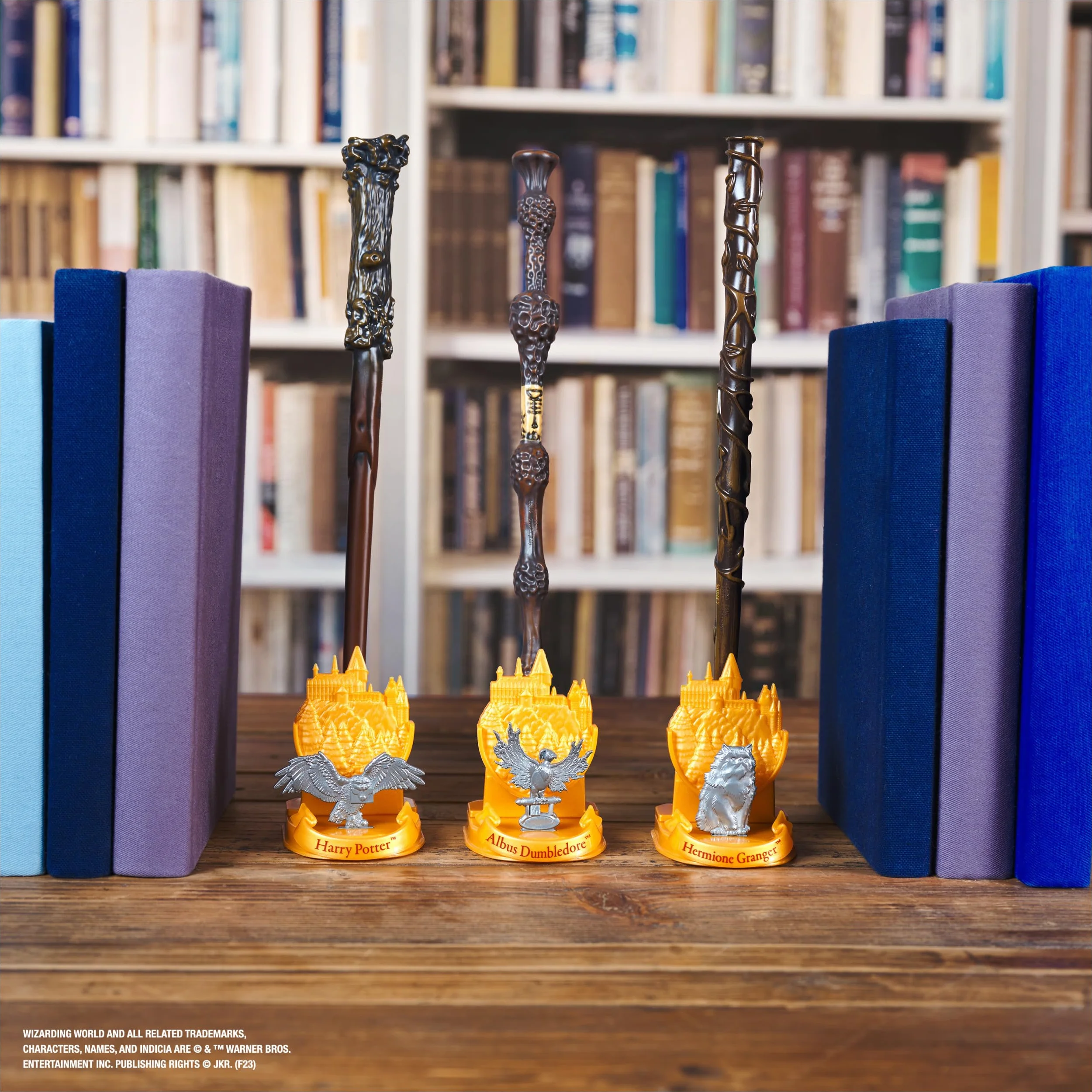 Wizarding World Harry Potter Autentyczna plastikowa różdżka Albus Dumbledore, z uchwytem Hogwartu, 30 cm, zabawka dla fanów w wieku od 14 lat, złota