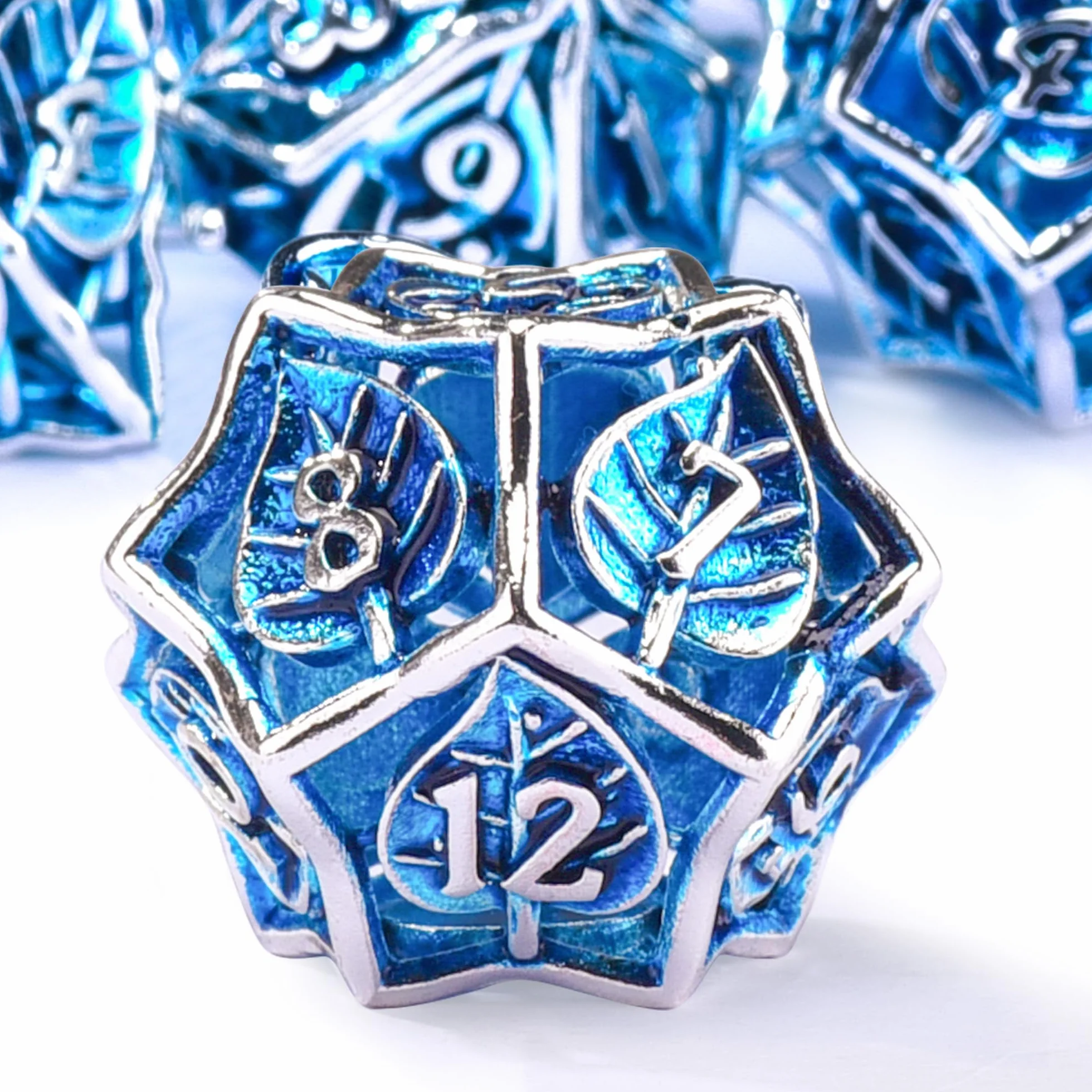 SIQUK 7 sztuk DND zestaw kostek, metalowe wielościenne puste kostka do gry, lochy i smoki, do D&D, MTG, RPG (niebieskie i srebrne)