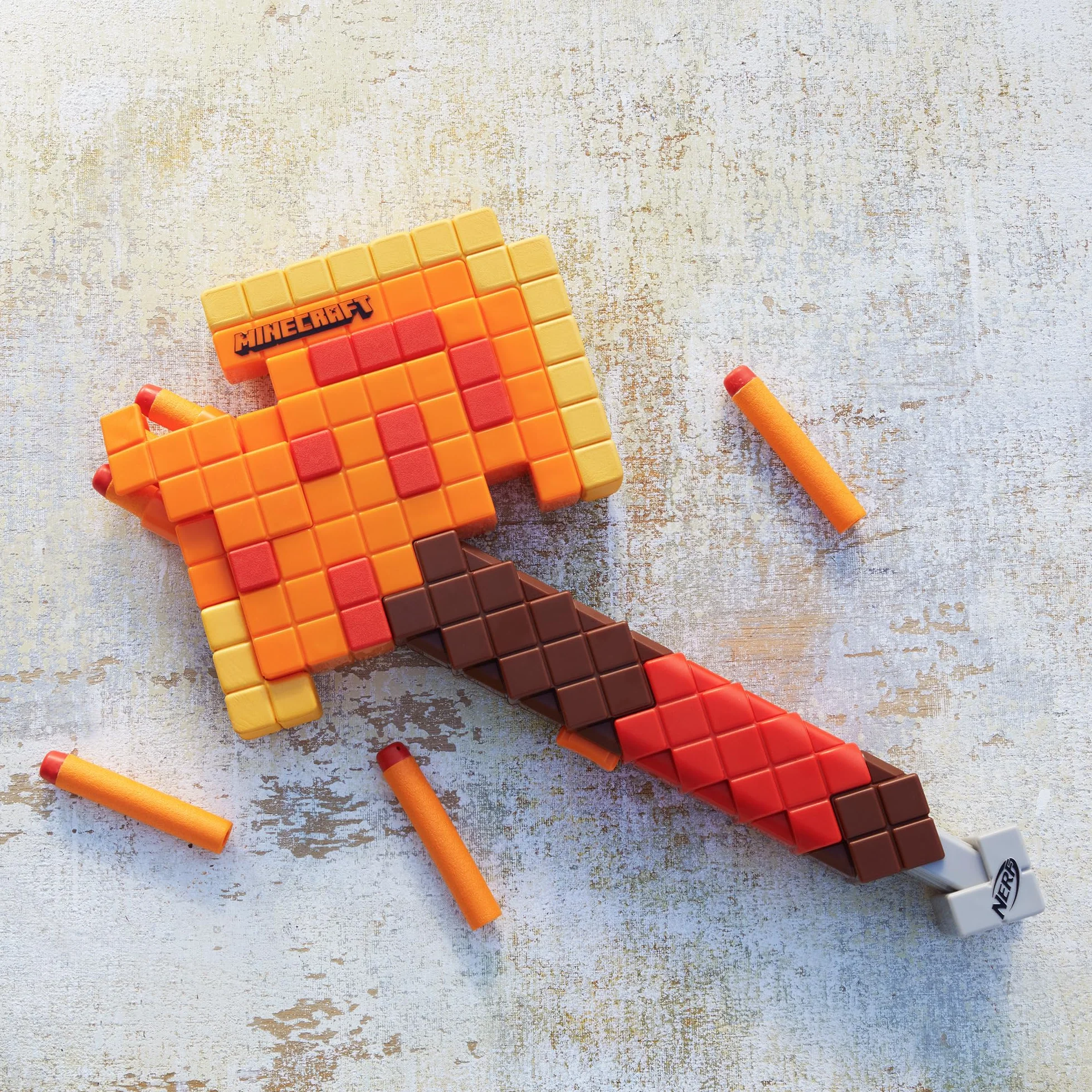 NERF Minecraft Firebrand: Toporek do rzucania, 6 elitarnych rzutków piankowych, projekt inspirowany grą, rozwijane gruntowanie, zabawki