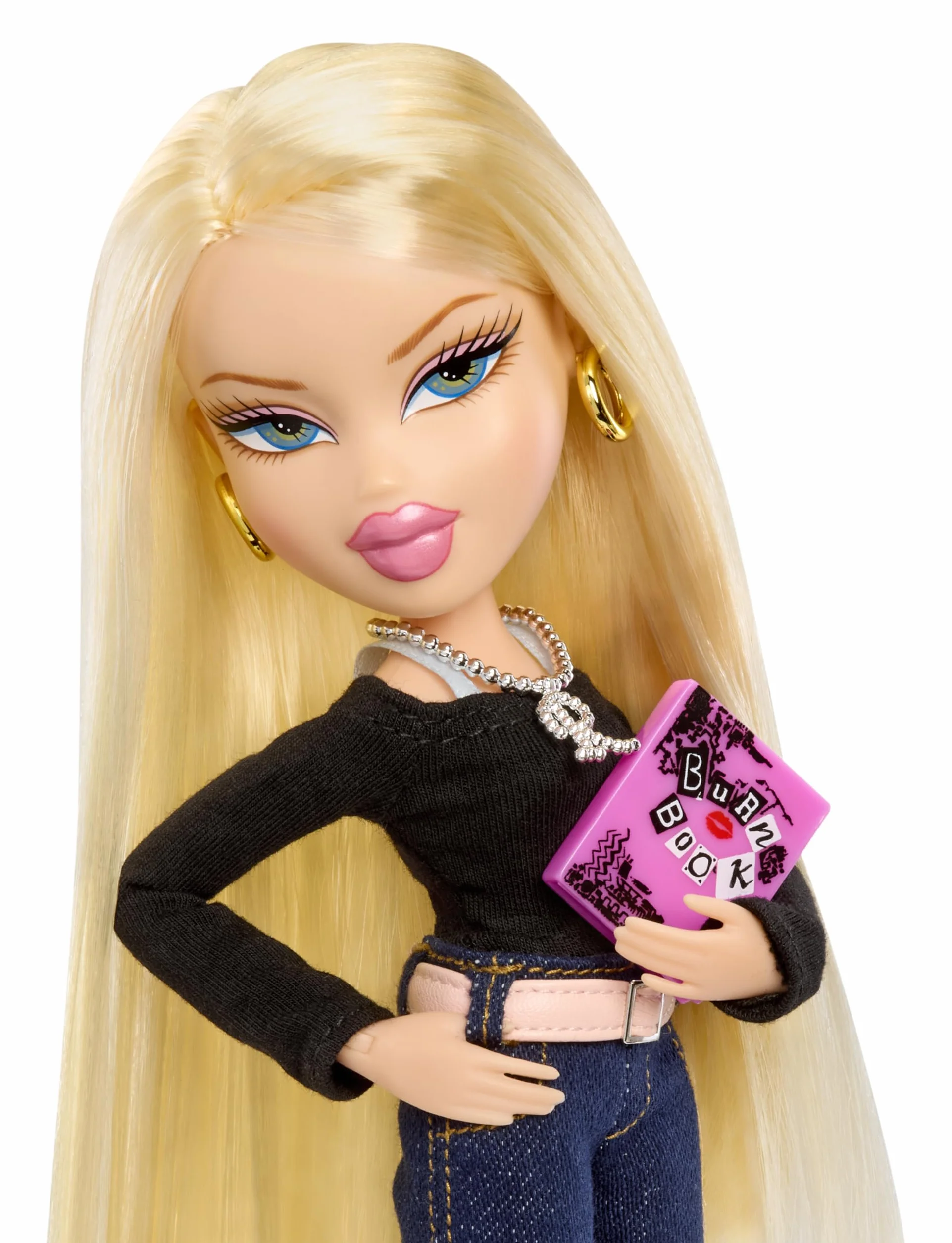 Bratz x Mean Girls Spring Fling Doll Regina– Kolekcjonerska Modna Lalka z Dwiema Stylizacjami, Różową Satynową Sukienką i Akcesoriami Inspirowanymi Filmem