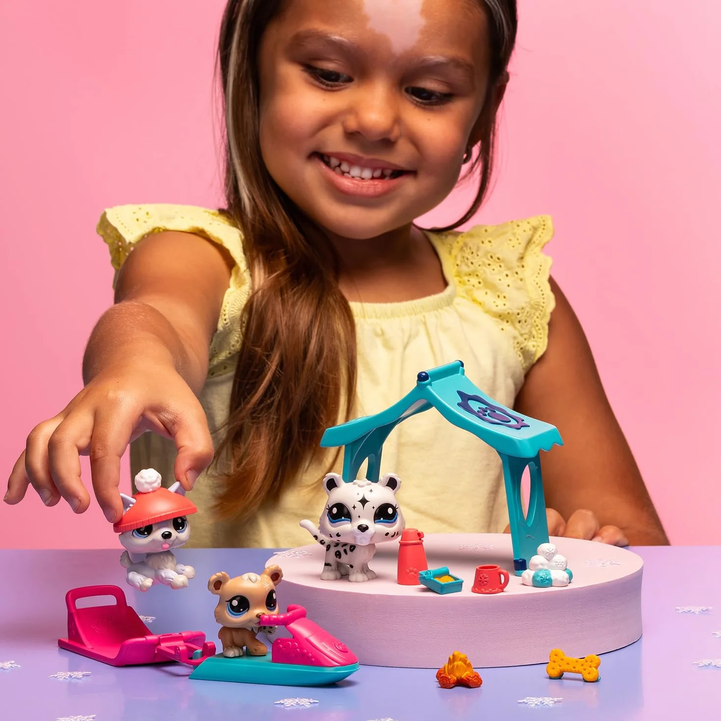 Littlest Pet Shop Series 2 Snowy Day Play Pack, opakowanie zawiera 3 mini zabawki dla zwierząt domowych LPS, 6 akcesoriów, 1 kartę kolekcjonerską i 1 wirtualny kod, zabawki kolekcjonerskie dla