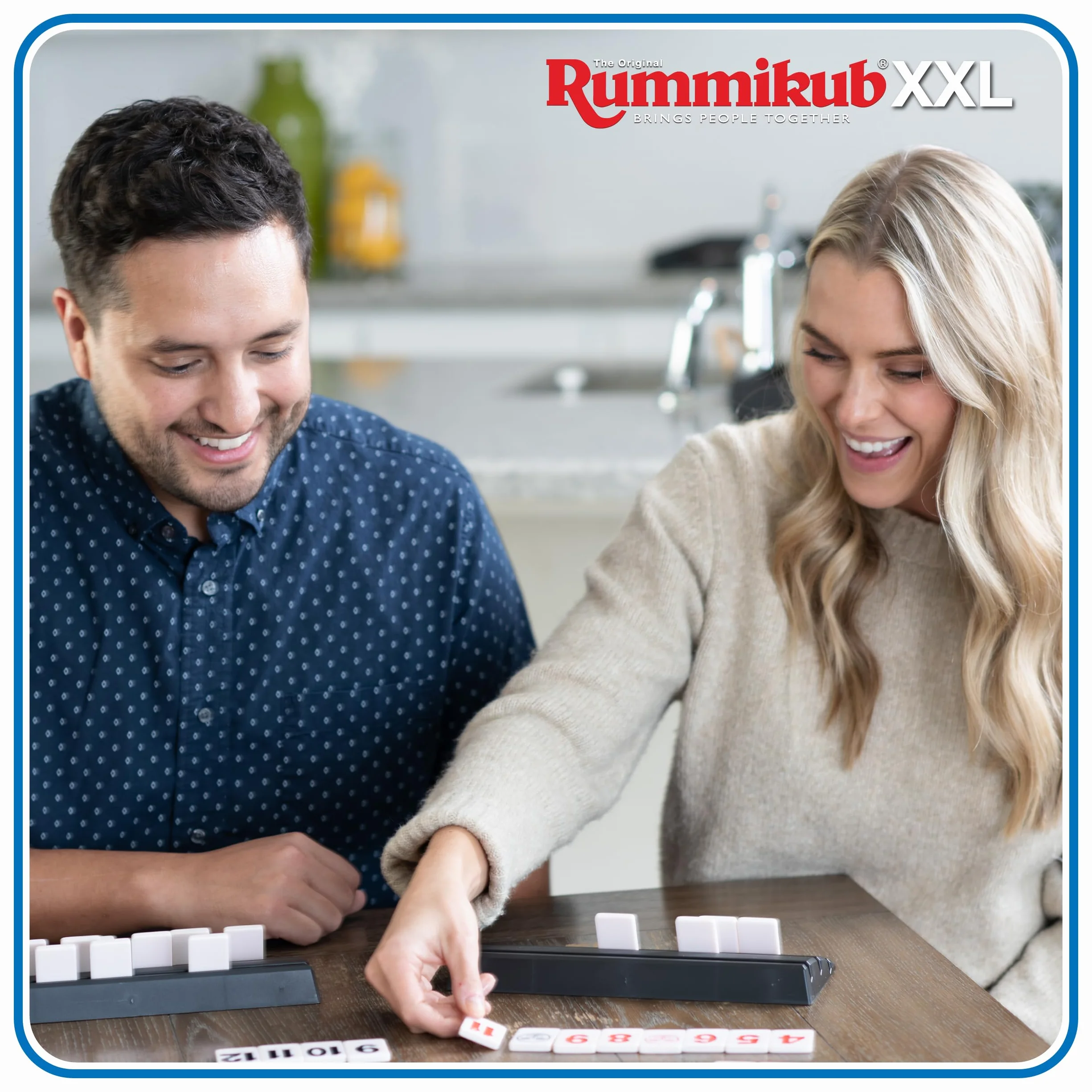 Rummikub XXL z większymi liczbami. Łatwiejszy do odczytania. Słynna gra strategiczna dla całej rodziny. TWÓRZ trójkąty lub drabiny. Baw się dobrze w tej grze dla wszystkich grup wiekowych, 928842