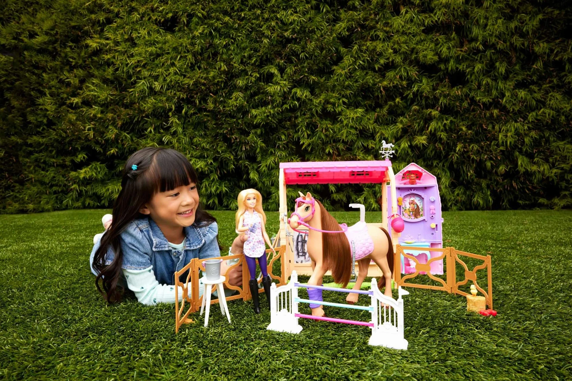 Barbie Stadnina Marzeń Zestaw filmowy z lalką, figurką konika i akcesoriami; ponad 25 elementów i 6 obszarów zabawy; inspirowany serialem Zagadki Barbie: Wielki Pościg JDN43
