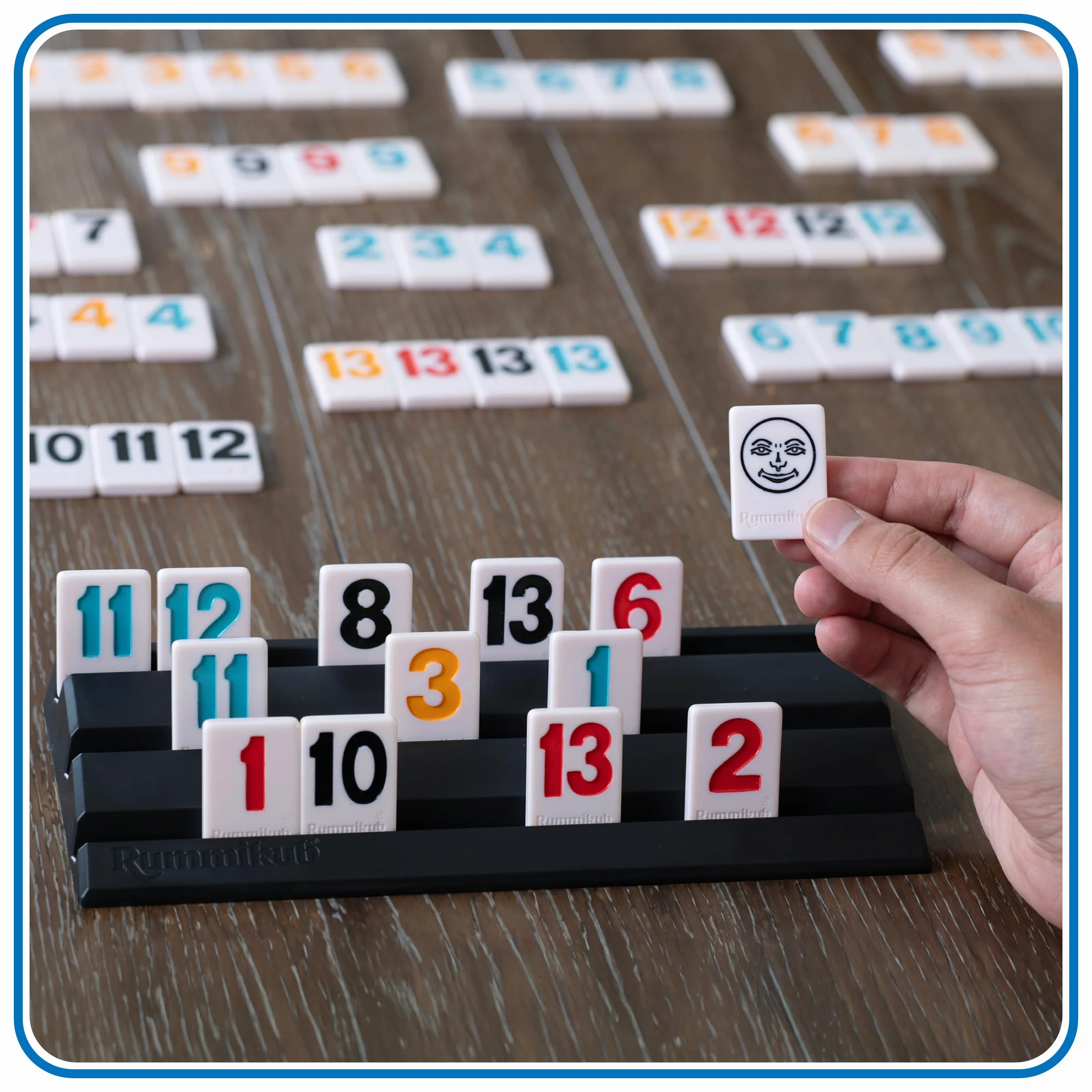 Rummikub XXL z większymi liczbami. Łatwiejszy do odczytania. Słynna gra strategiczna dla całej rodziny. TWÓRZ trójkąty lub drabiny. Baw się dobrze w tej grze dla wszystkich grup wiekowych, 928842