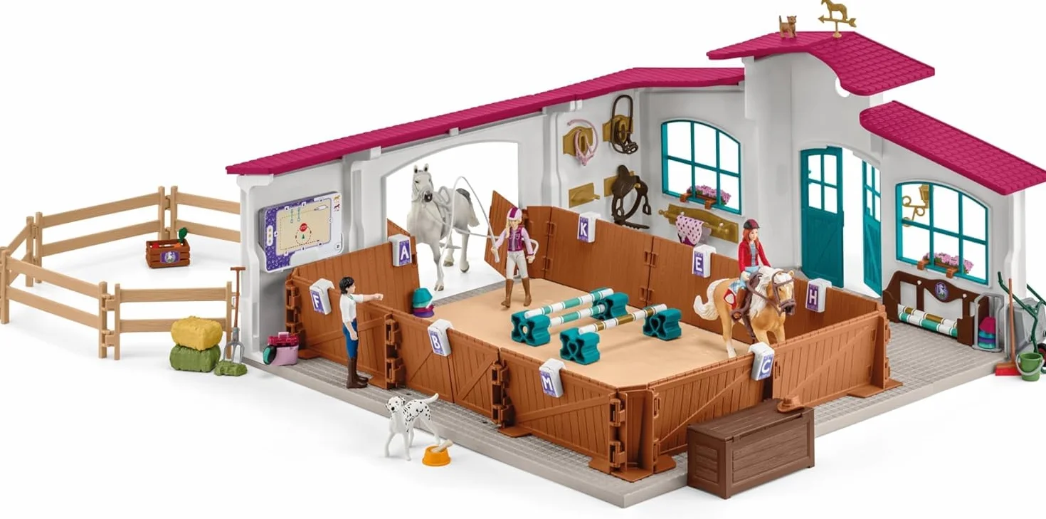 schleich HORSE CLUB | Arena Jeździecka Peppertree 42639 | z przeszkodami, padokiem i akcesoriami | prezent dla dziewczynek i chłopców | konie zabawki od 5 lat | zestaw 179 elementów