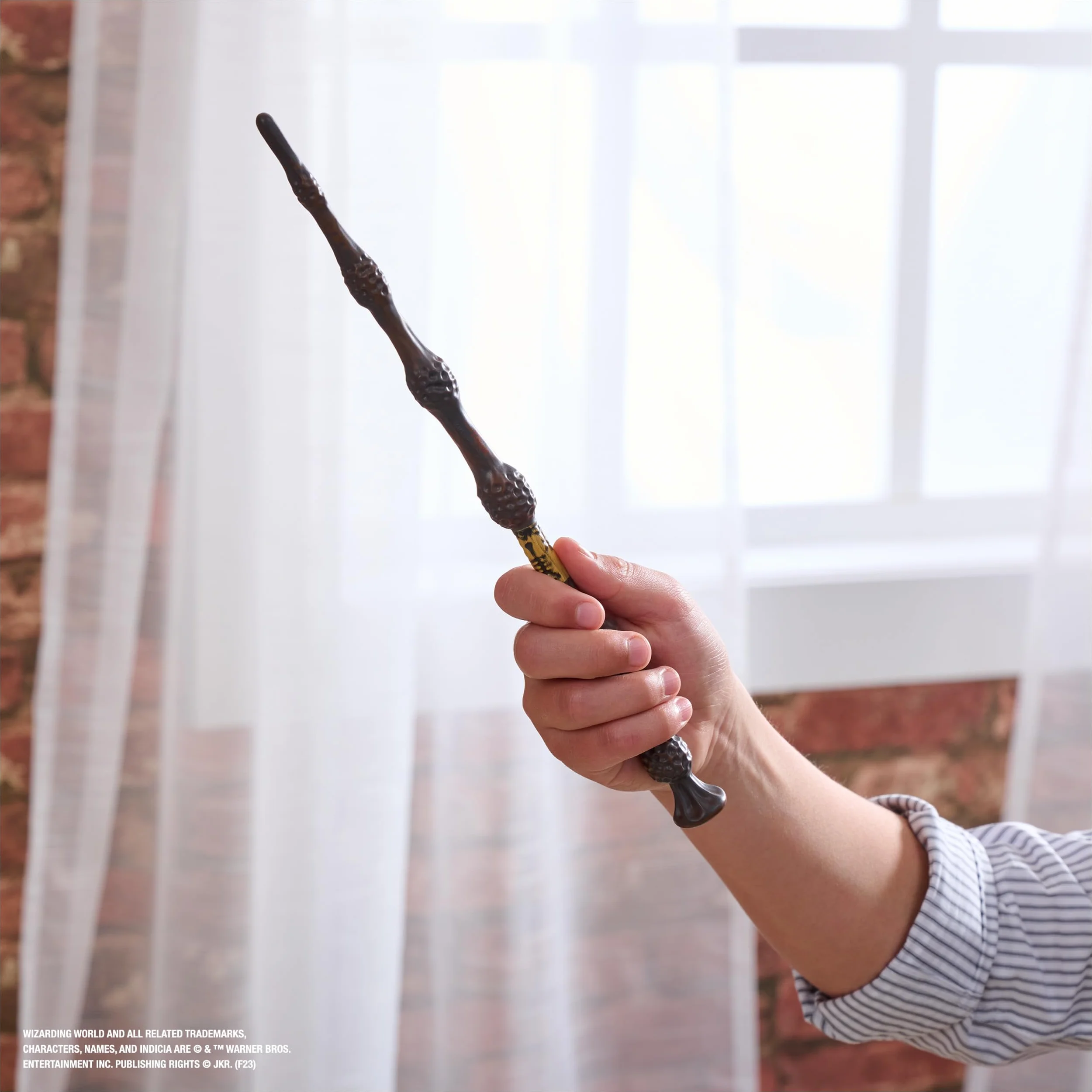 Wizarding World Harry Potter Autentyczna plastikowa różdżka Albus Dumbledore, z uchwytem Hogwartu, 30 cm, zabawka dla fanów w wieku od 14 lat, złota
