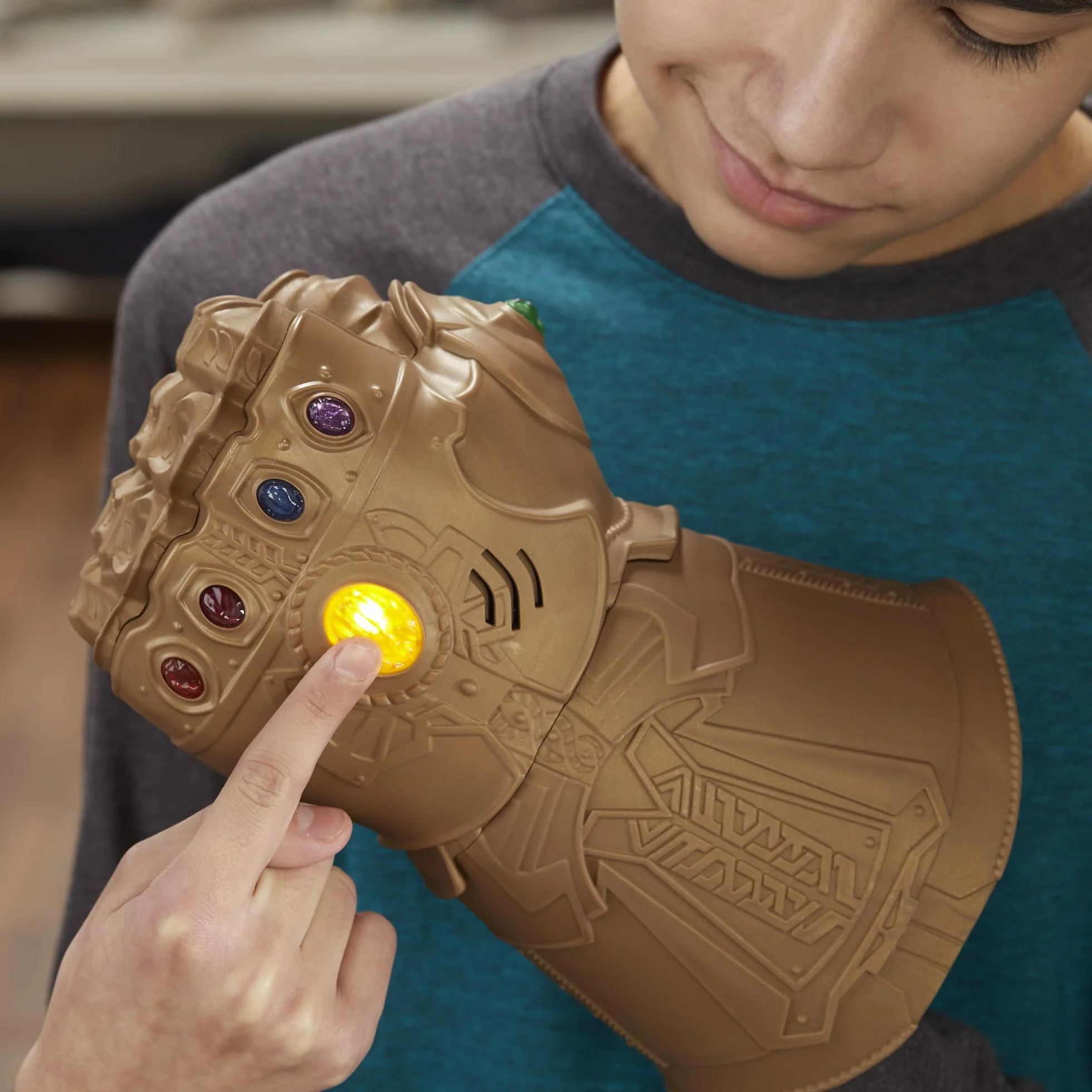 Marvel Avengers: Infinity War elektroniczna rękawica z pięścią, zabawka superbohatera dla dzieci od 5 lat