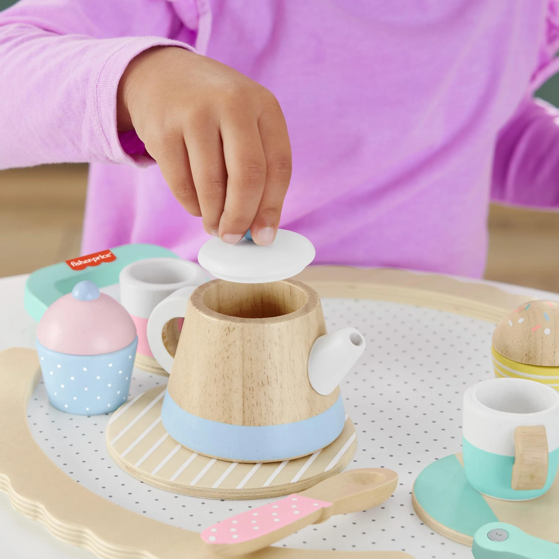 Fisher-Price Czas na podwieczorek Zestaw drewnianych zabawek 12 elementów do zabawy w naśladowanie dla dzieci od 3 roku życia, HXT82