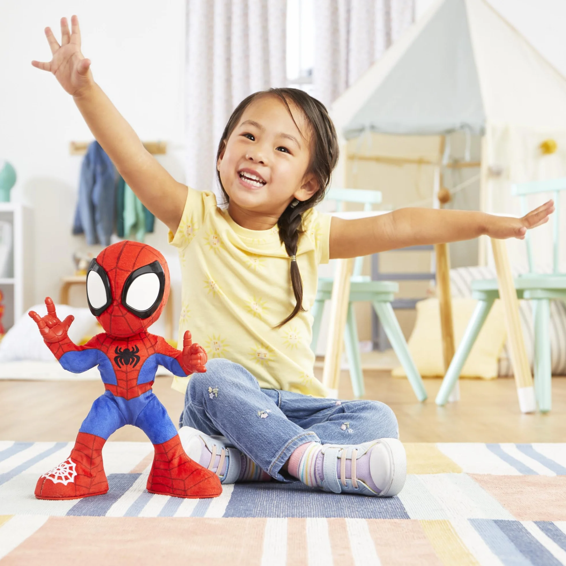 SPIDEY AND HIS AMAZING FRIENDS Tańczący i pełzający Spidey z serialu ""Spidey i super-kumple"" Marvela, interaktywna zabawka pluszowa