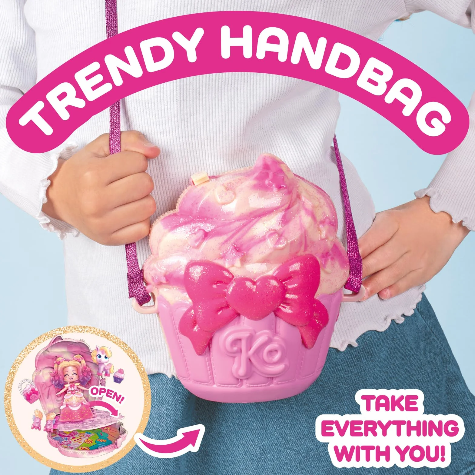 KOOKYLOOS CANDY LAND CUPCAKE DREAMS – 3 w 1 słodka stylowa lalka,zawartość:1 laleczka,3 stroje,2 pary bucików, mały jednorożec,przekąska, akcesoria Mix&Match i różowa torebka babeczka.