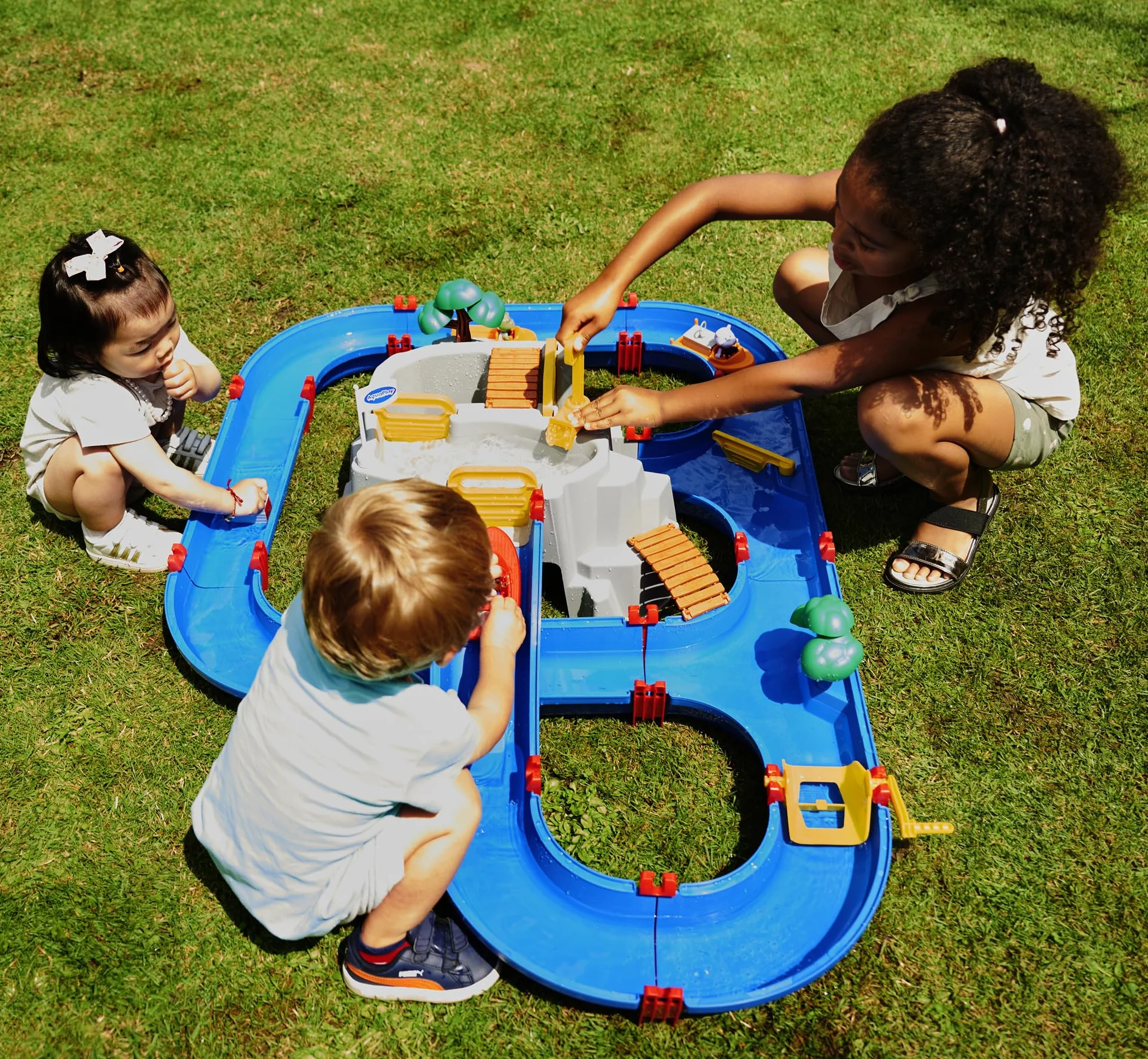 AquaPlay 8700001542 Edukacyjny Tor wodny Góra z wodospadem, zjeżdżalnia, figurki, łódki, kontener, Przenośny Zestaw, zabawka wodna outdoor do użytku na zewnątrz dla Dzieci w wieku od 3 lat