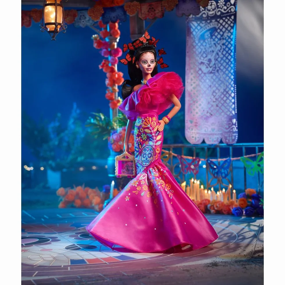 Barbie Dia de Muertos Lalka (2023) w różowej sukni z falbankami + „ofiara” na domowy ołtarzyk, Barbie Signature HJX14