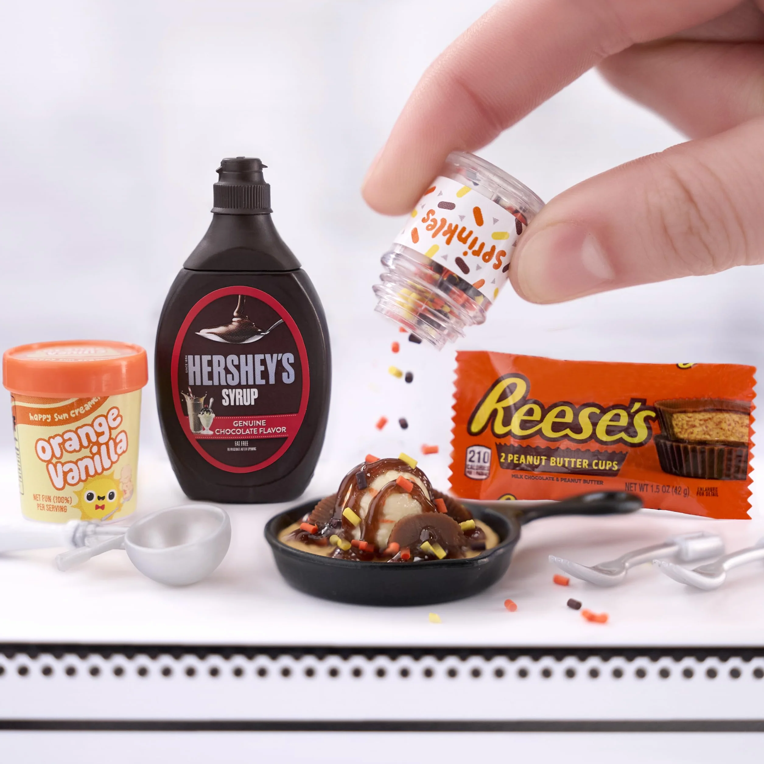 MGA's Miniverse Make It Mini Food - Brunch Multipack - Mini Przedmioty Hershey w Ukrytych Opakowaniach - DIY, Zabawa Żywicą, Repliki Jedzenia - dla Kolekcjonerów i Dzieci (8+), NIEJADALNE