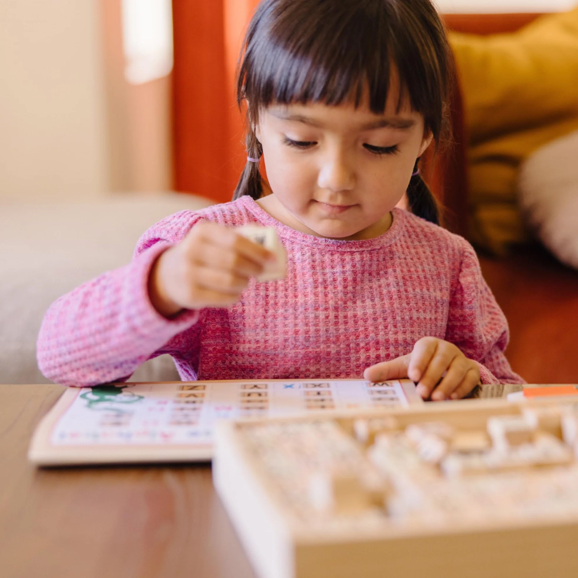 Melissa & Doug – luksusowy drewniany zabawkowy zestaw pieczątek z literkami i cyferkami | rzemiosło i sztuka | zestawy pieczątek i szablonów | 3+ | prezent dla chłopca lub dziewczynki