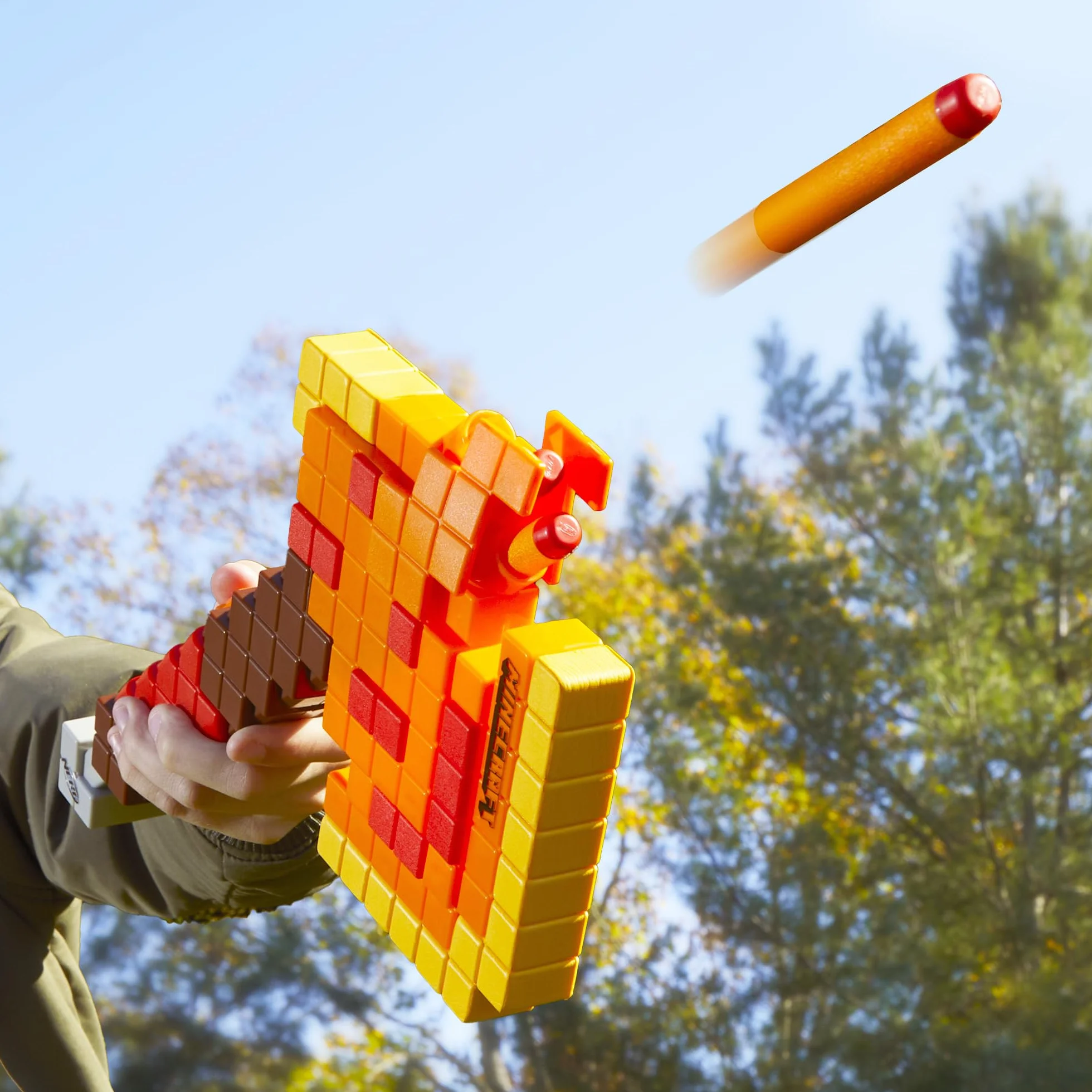 NERF Minecraft Firebrand: Toporek do rzucania, 6 elitarnych rzutków piankowych, projekt inspirowany grą, rozwijane gruntowanie, zabawki