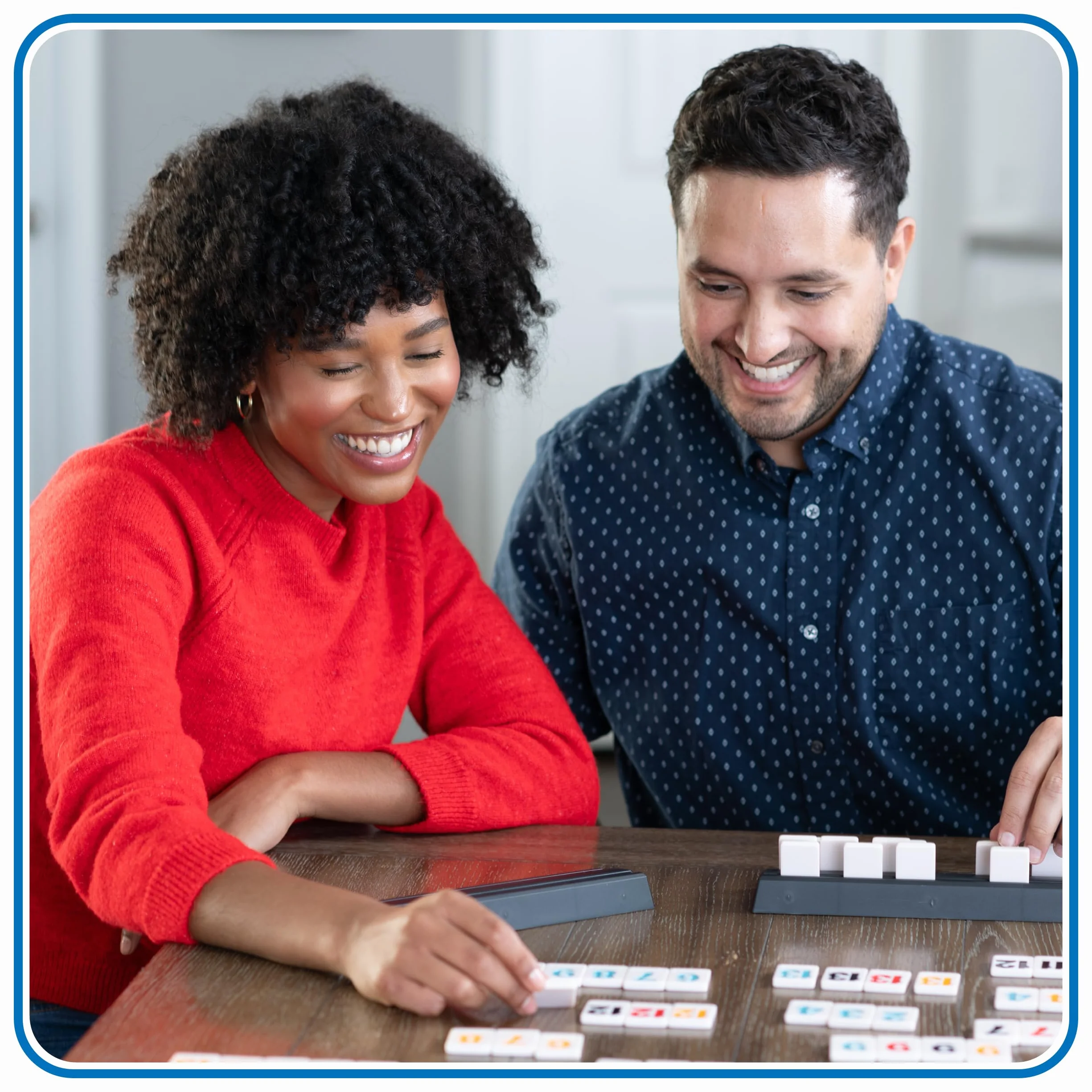 Rummikub XXL z większymi liczbami. Łatwiejszy do odczytania. Słynna gra strategiczna dla całej rodziny. TWÓRZ trójkąty lub drabiny. Baw się dobrze w tej grze dla wszystkich grup wiekowych, 928842