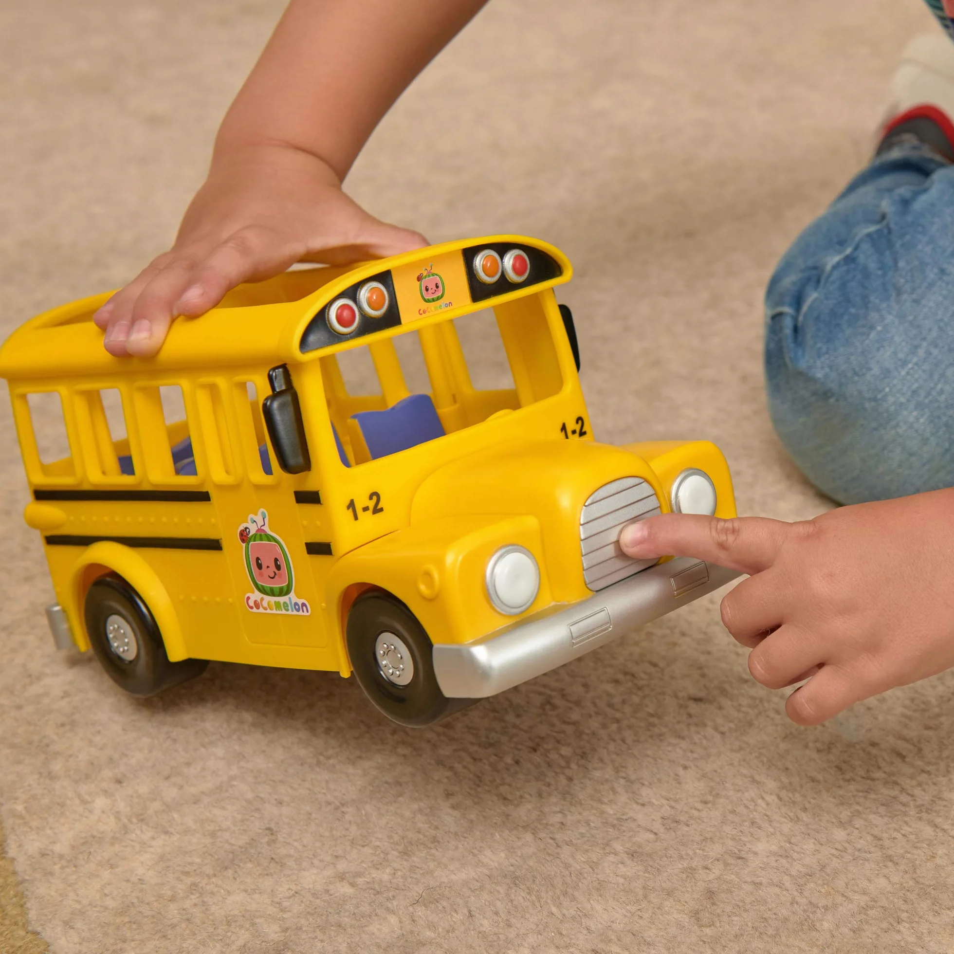 CoComelon CMW0137 autobus z muzyką i figurką JJ, oficjalna niemiecka wersja językowa, dla dzieci od 2 lat, żółty