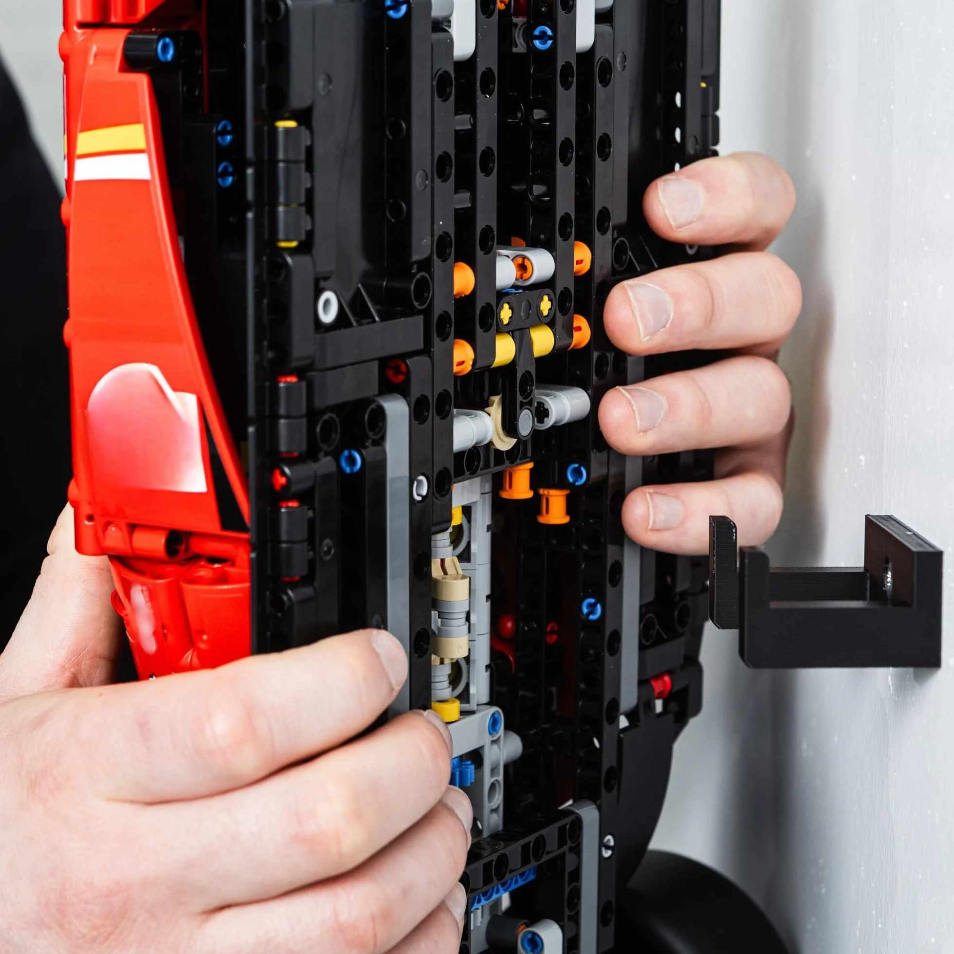 Wspornik do montażu na ścianie kompatybilny z Lego F1 Technic Ferrari SF-24 42207 – Wyprodukowany w Wielkiej Brytanii – Samochód nie wliczony w cenę – Śruby i kołki ścienne w zestawie