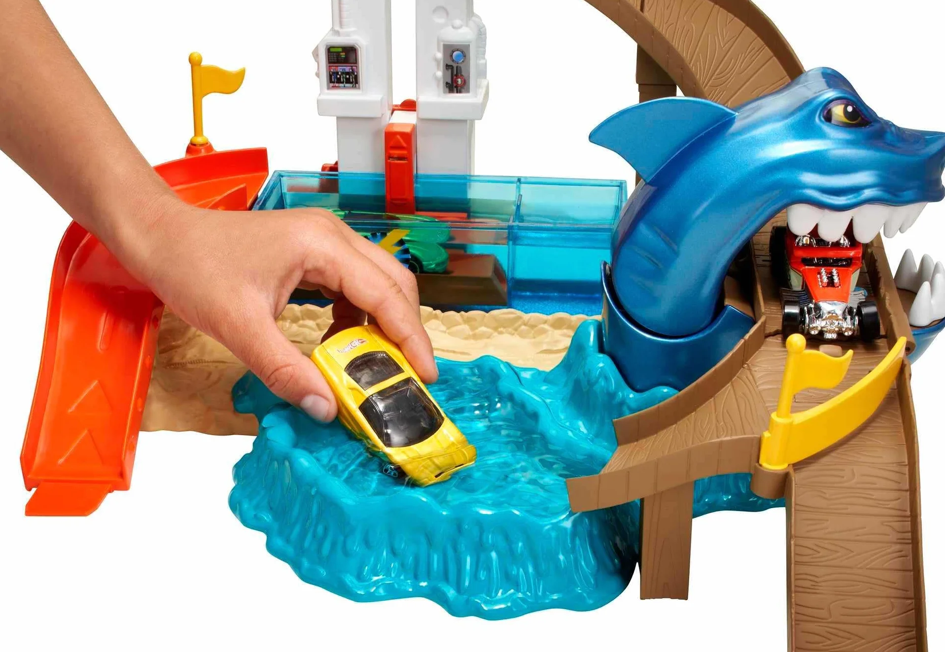Hot Wheels Tor Starcie z rekinem Zestaw do zabawy z motywem rekina, zawiera samochód-resorak, zabawka dla dzieci od 4 lat, BGK04