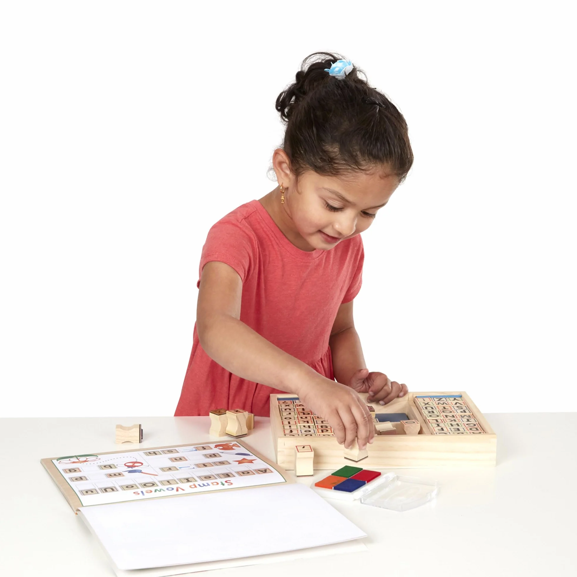 Melissa & Doug – luksusowy drewniany zabawkowy zestaw pieczątek z literkami i cyferkami | rzemiosło i sztuka | zestawy pieczątek i szablonów | 3+ | prezent dla chłopca lub dziewczynki
