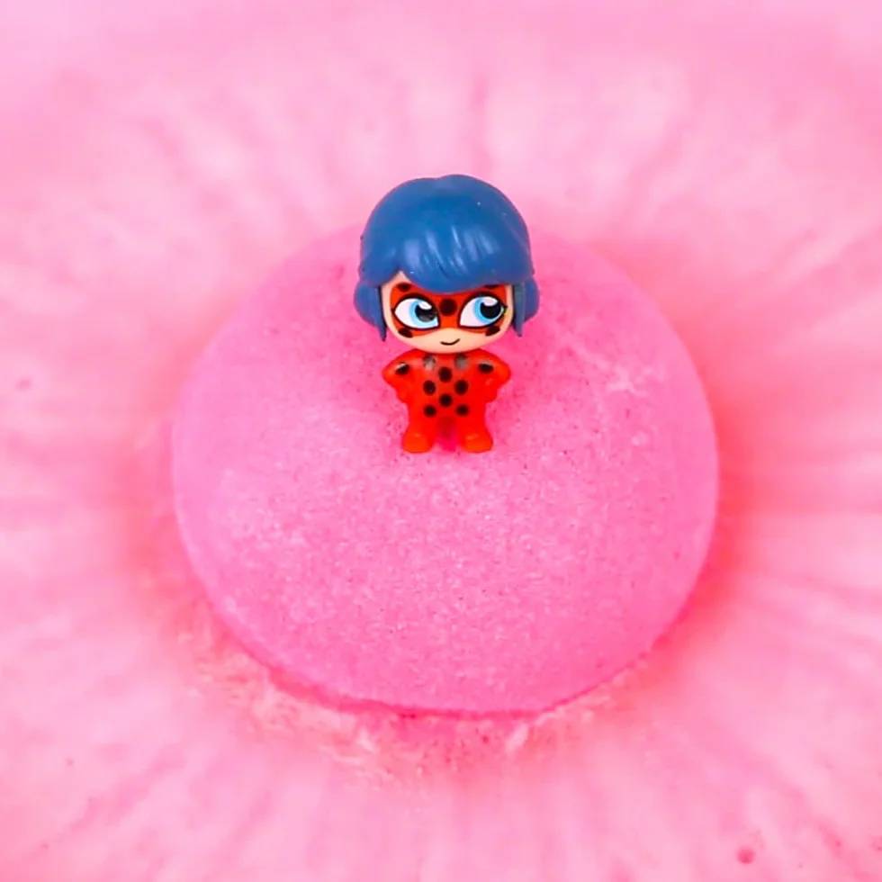 ZIMPLI - Large Miraculous Surprise Bath Bomb, 1 z 6 zabawek Miraculous do zebrania, 1 zabawka w każdej kuli Baff Bombz, kolekcjonerskie prezenty dla dziewczynek i chłopców